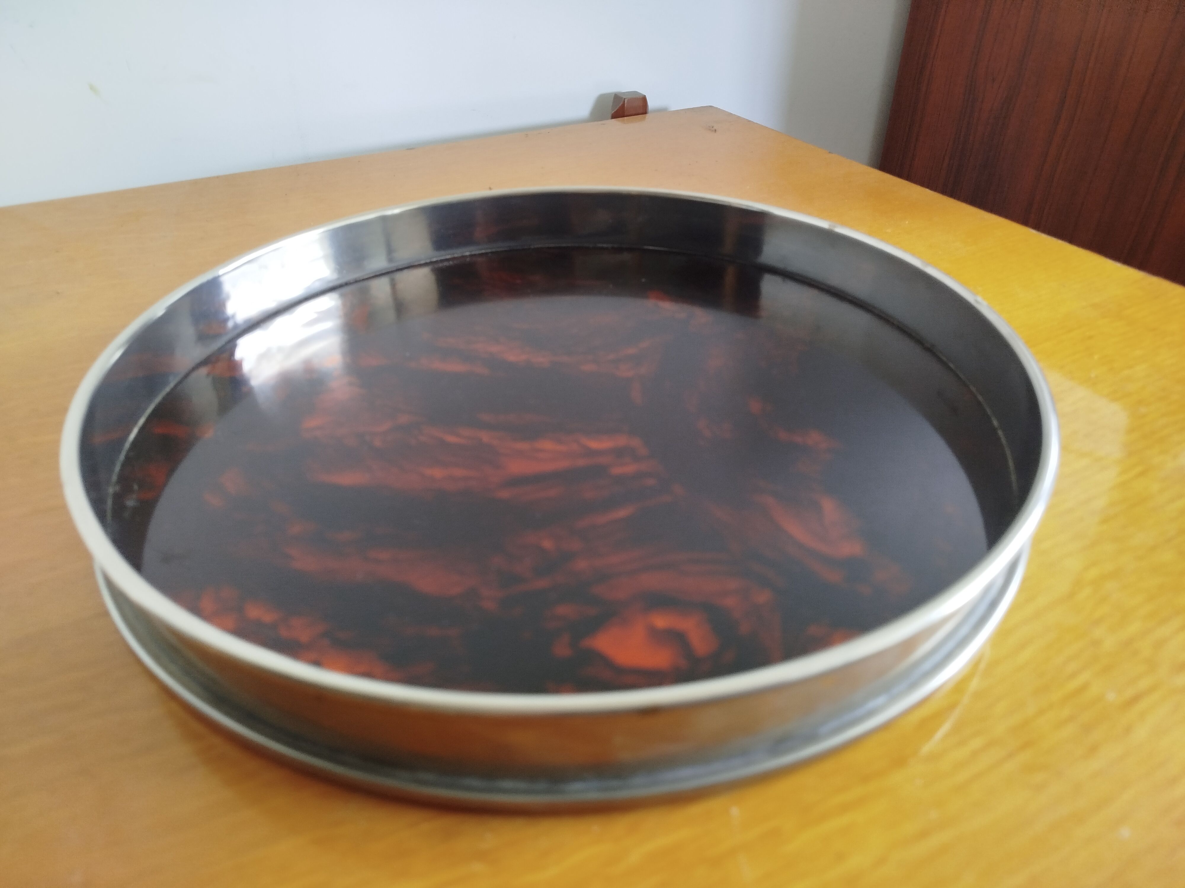 Round vintage Guzzini Lucite tortoiseshell platter 1970s Italian design