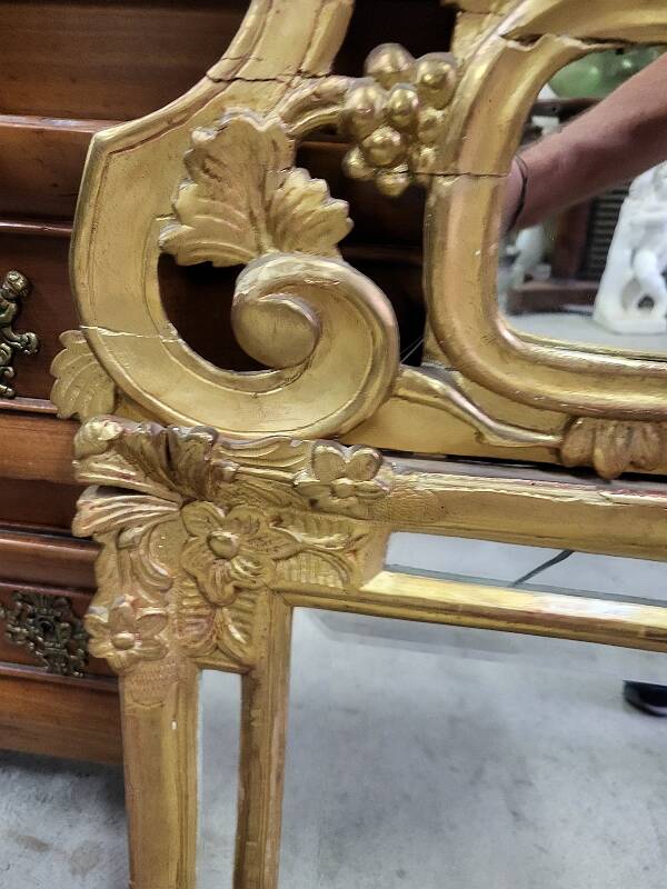 GILT WOODEN GLASS MIRROR FROM THE LATE 18TH CENTURY