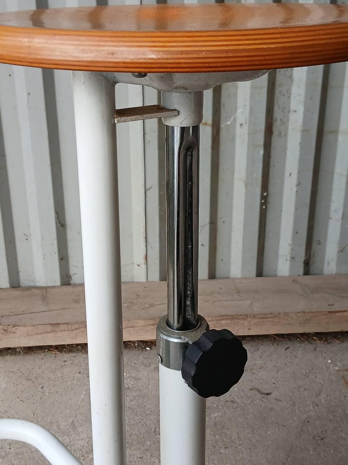 Telescopic bar or workshop stool