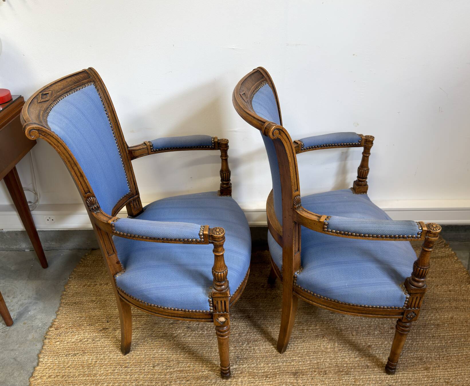 Paire de fauteuils de style Louis XVI en bois sculpté