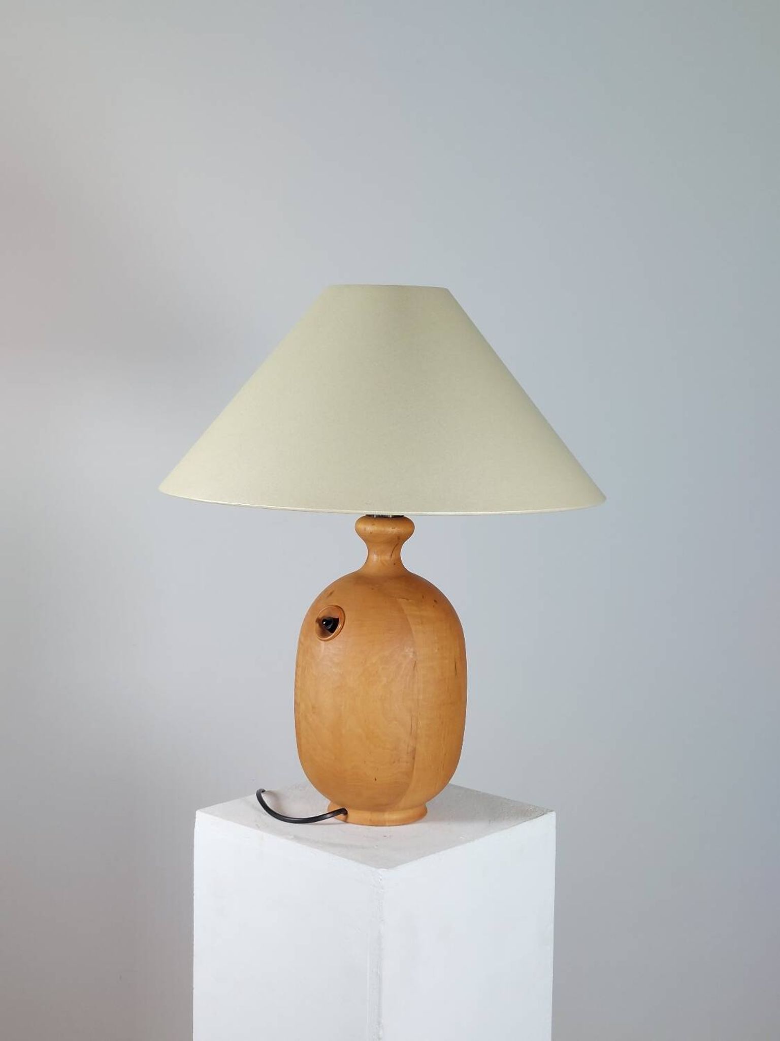 Rare lampe de table vintage en bois par Dyrlund Danemark.