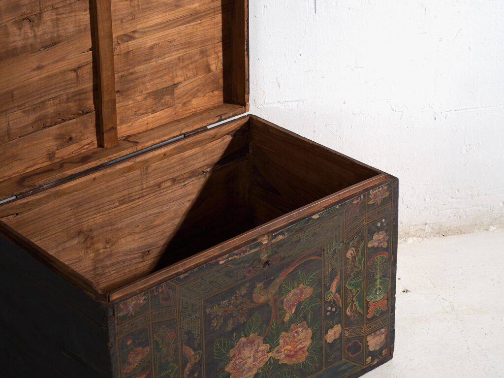 Antique chest painted in pine wood – China, around 1900