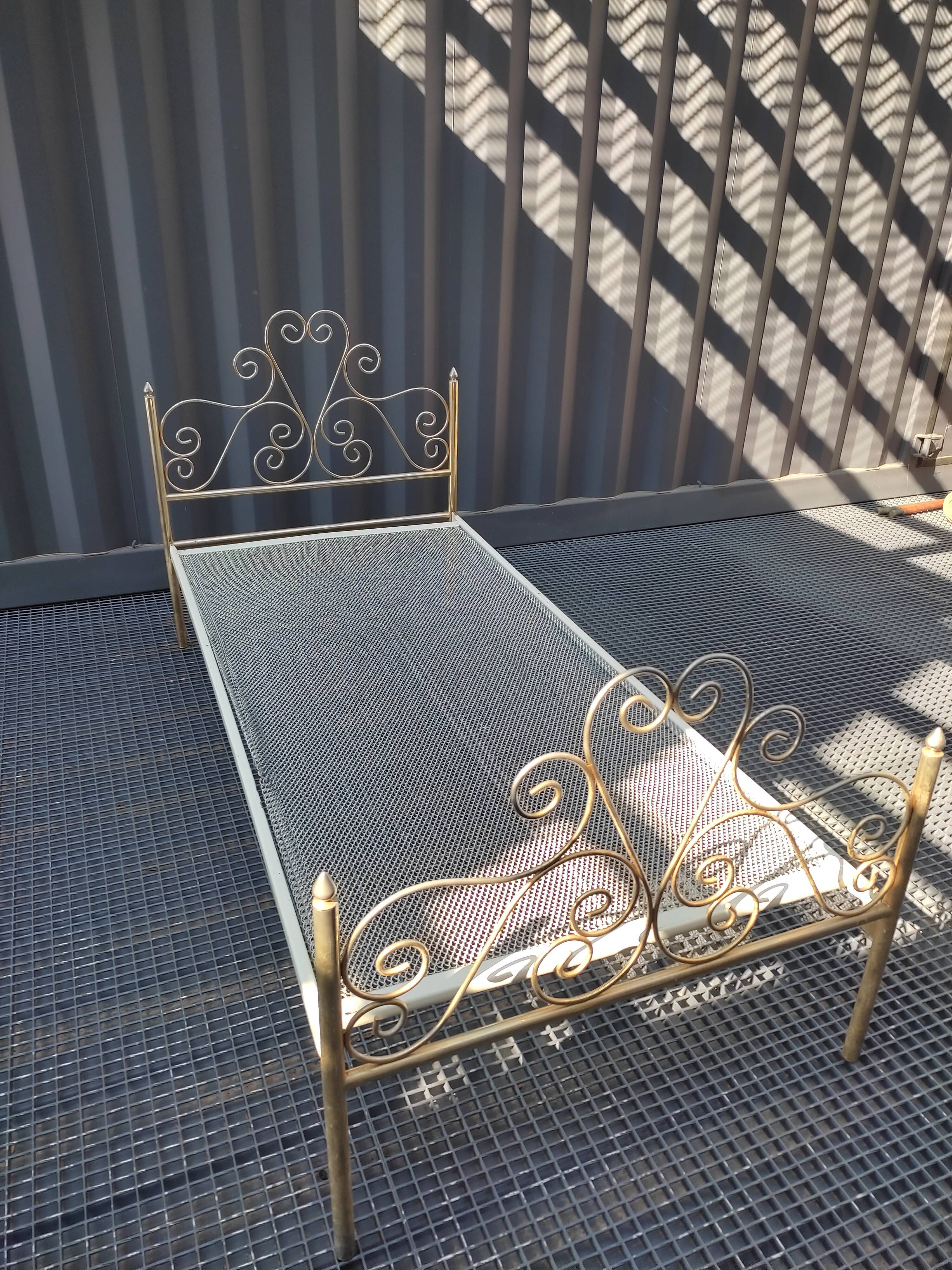 1-seater bed in gilded metal