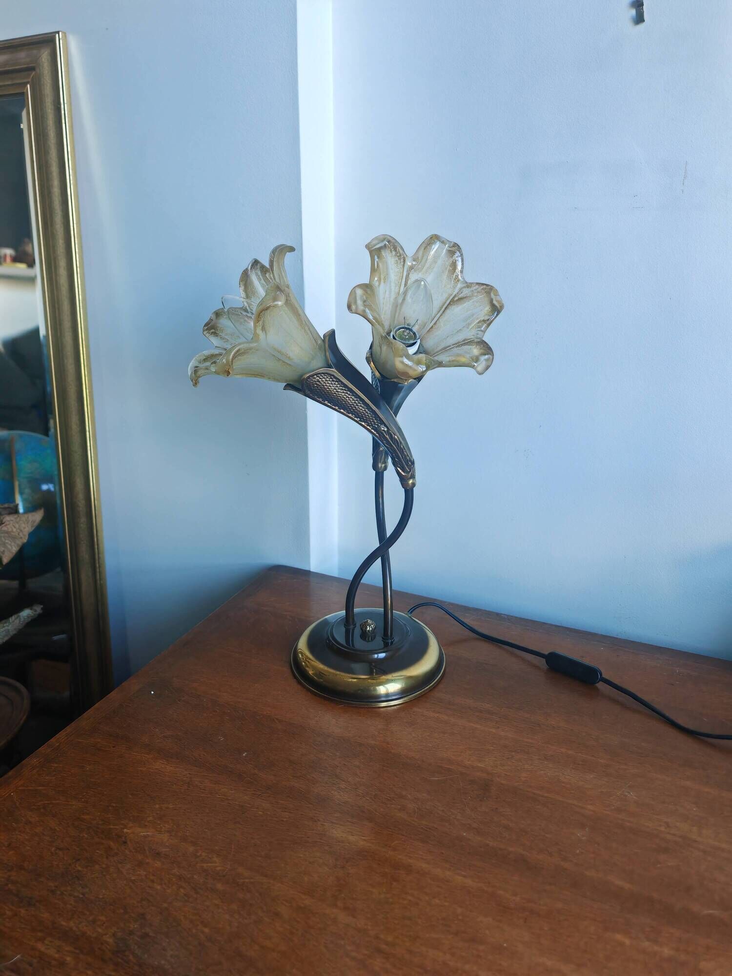 Double flower lamp Art Nouveau – Intertwined brass stems & art glass type