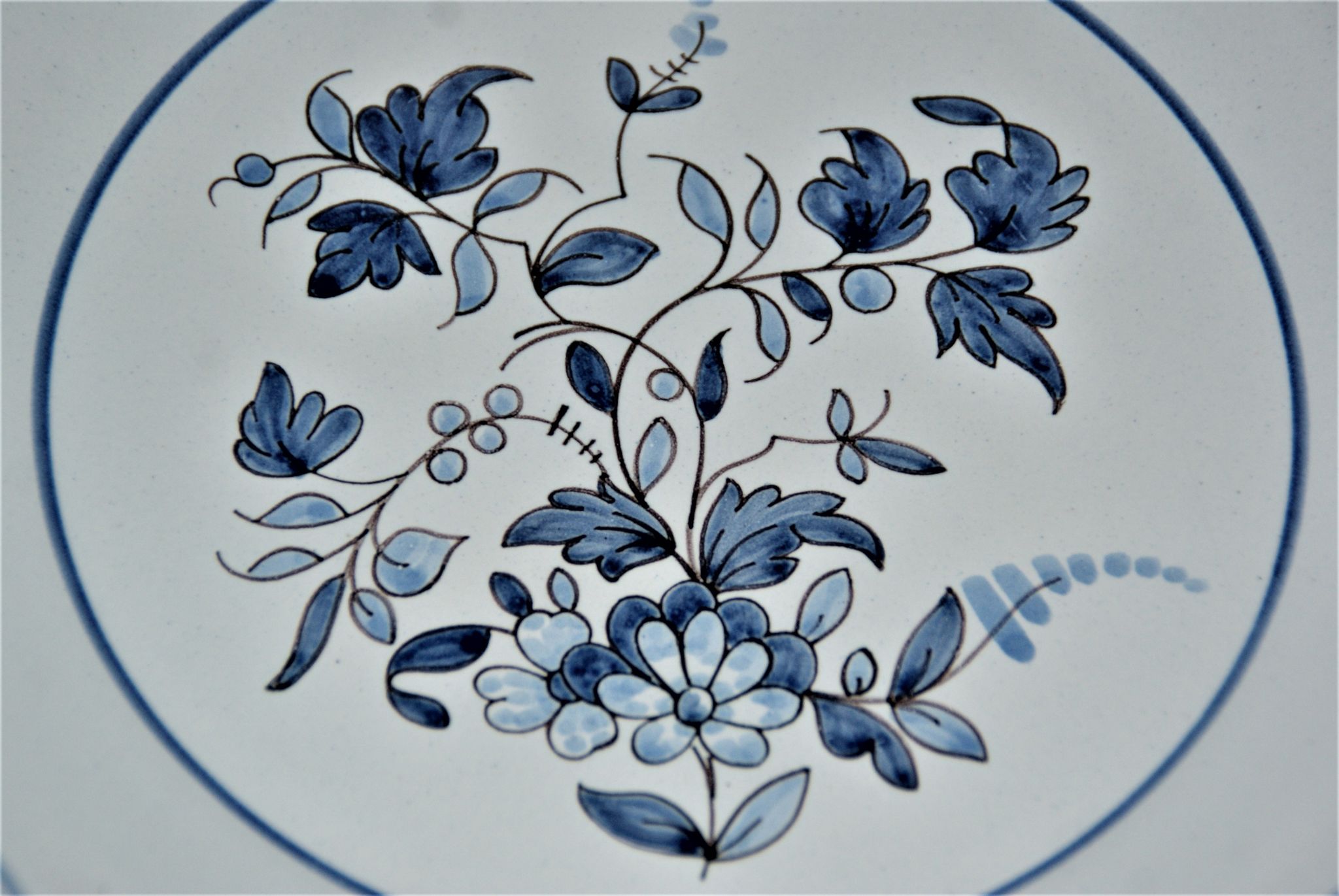 Compotier A. Montagnon à décor de fleurs camaïeu bleu