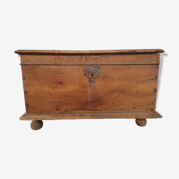 Walnut chest late 18th Century