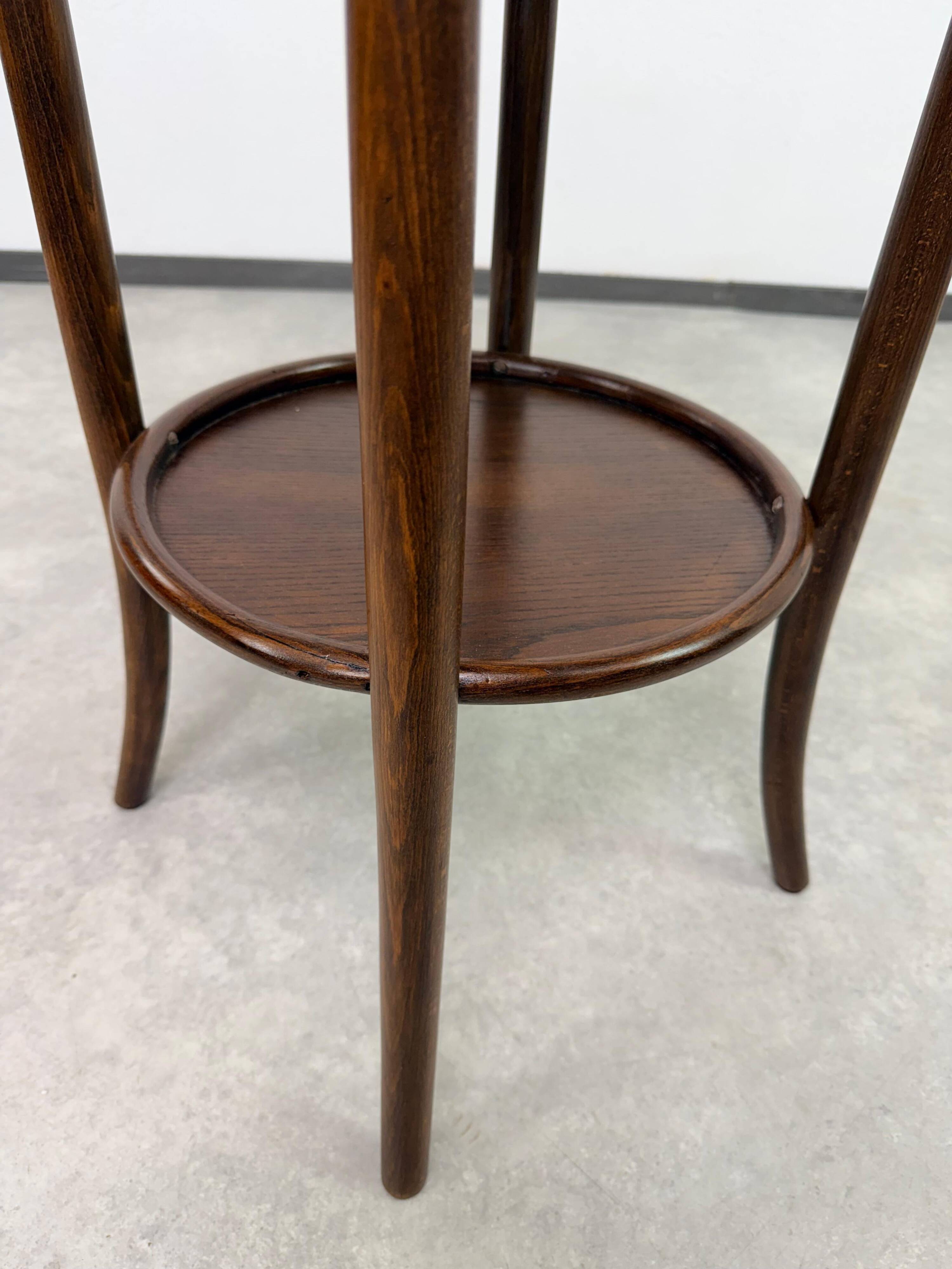 Table d'appoint ancienne de Thonet-Mundus