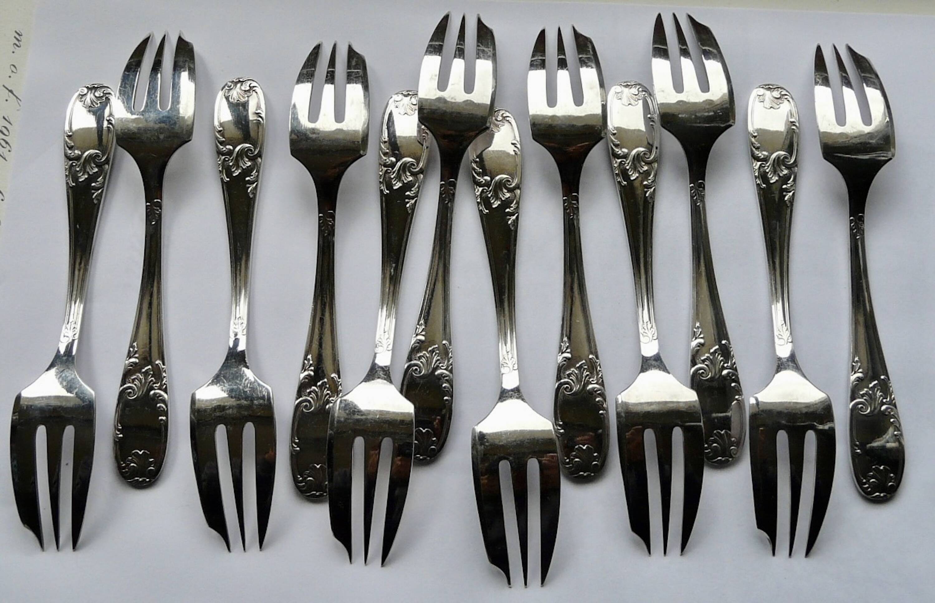 Service de 12 fourchettes à huitres métal argenté couverts à poisson