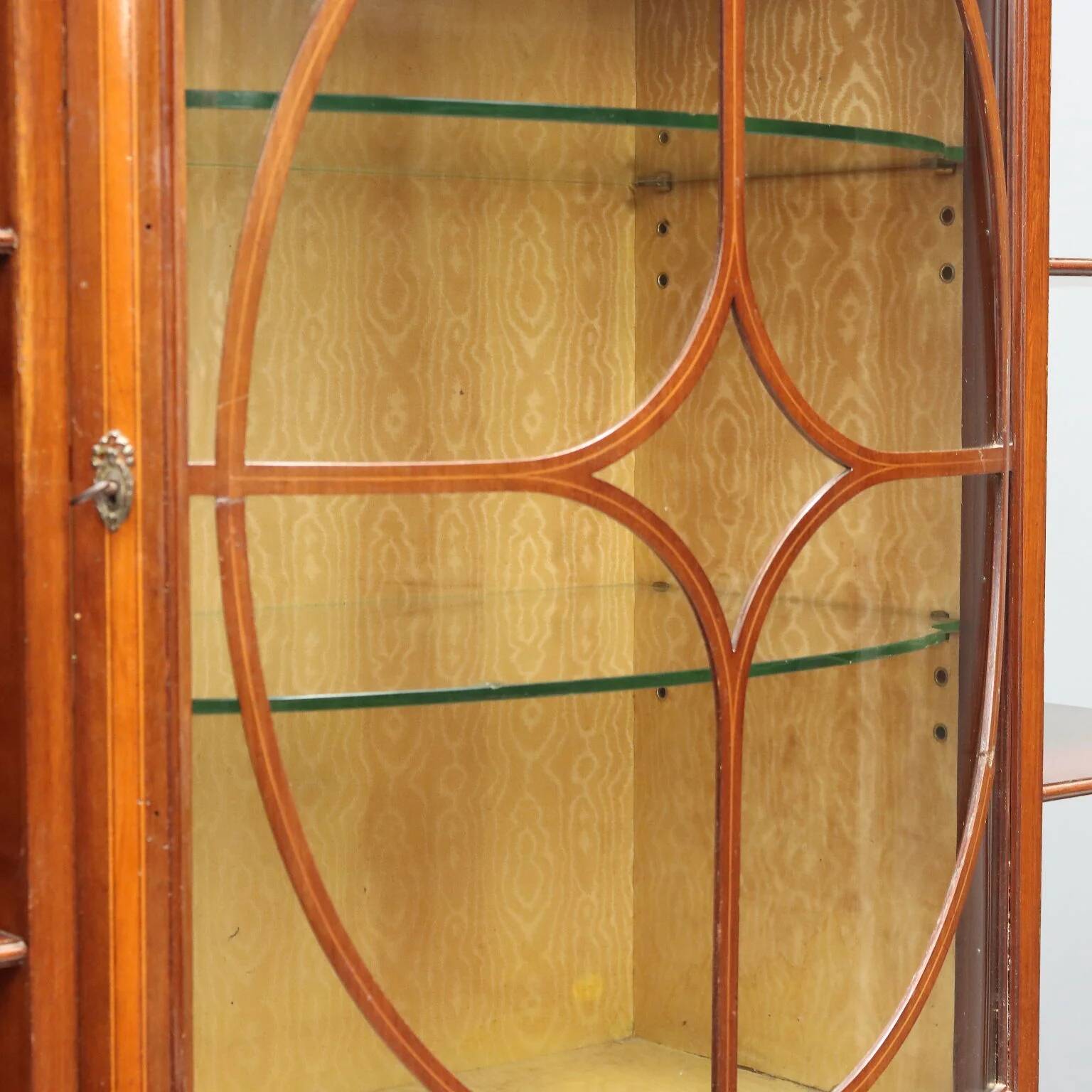 Vitrine en acajou avec incrustations en érable