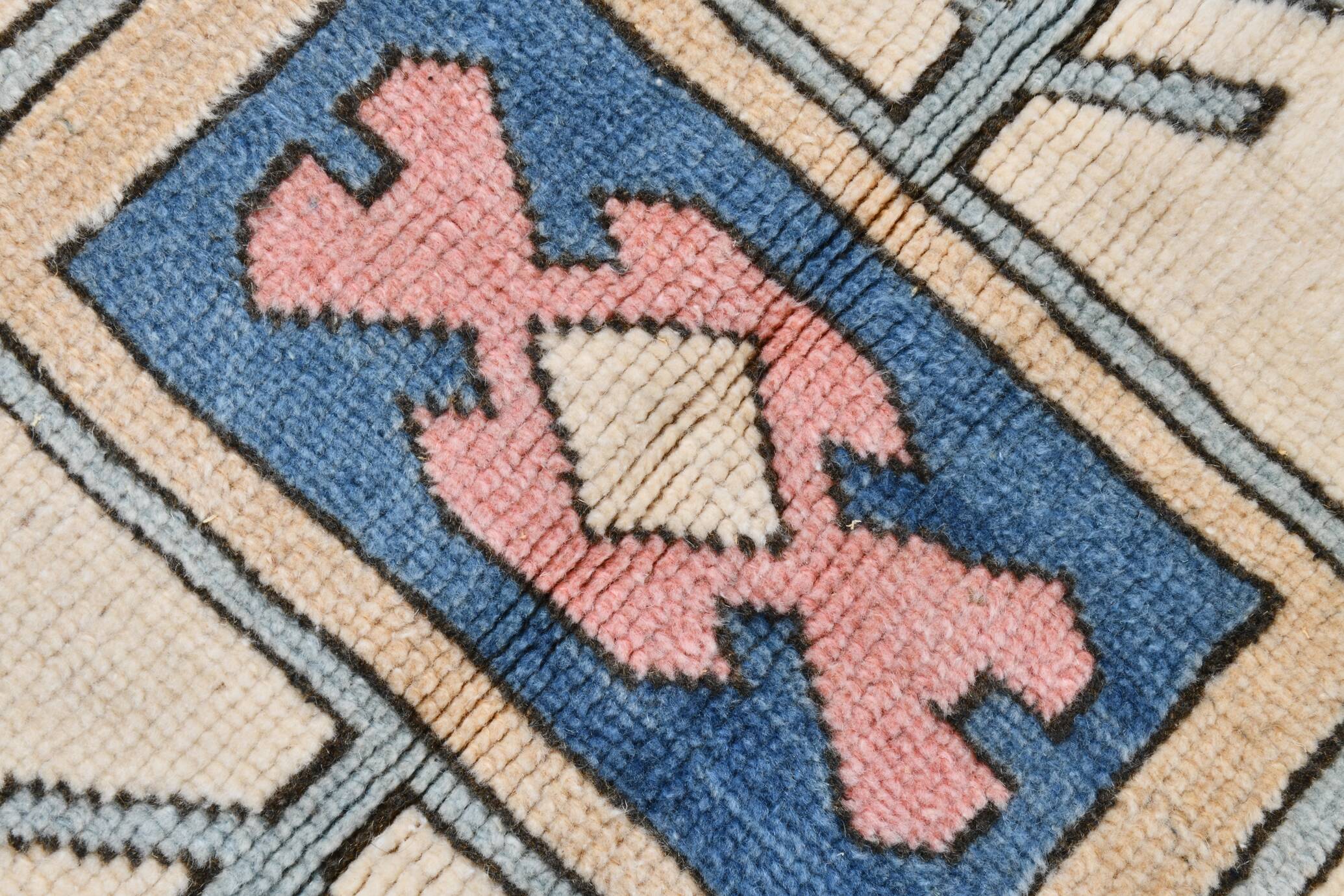 Grand tapis kilim 286x208, tons rose et bleu, motifs tribaux vintage