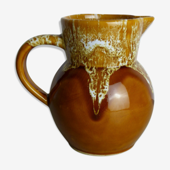 Pitcher in mustard and white ceramic