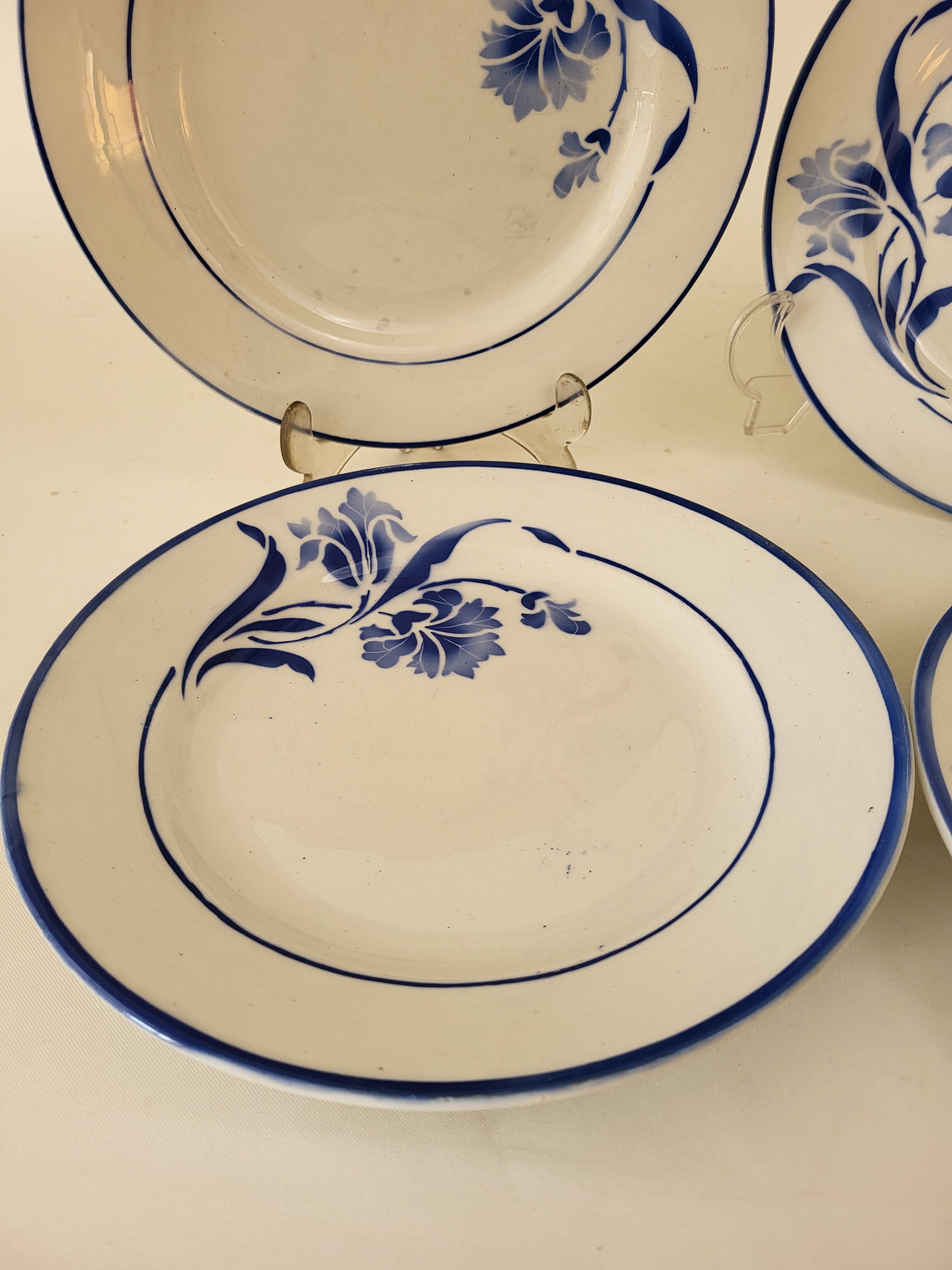 4 flat plates in Gien earthenware model Alberic