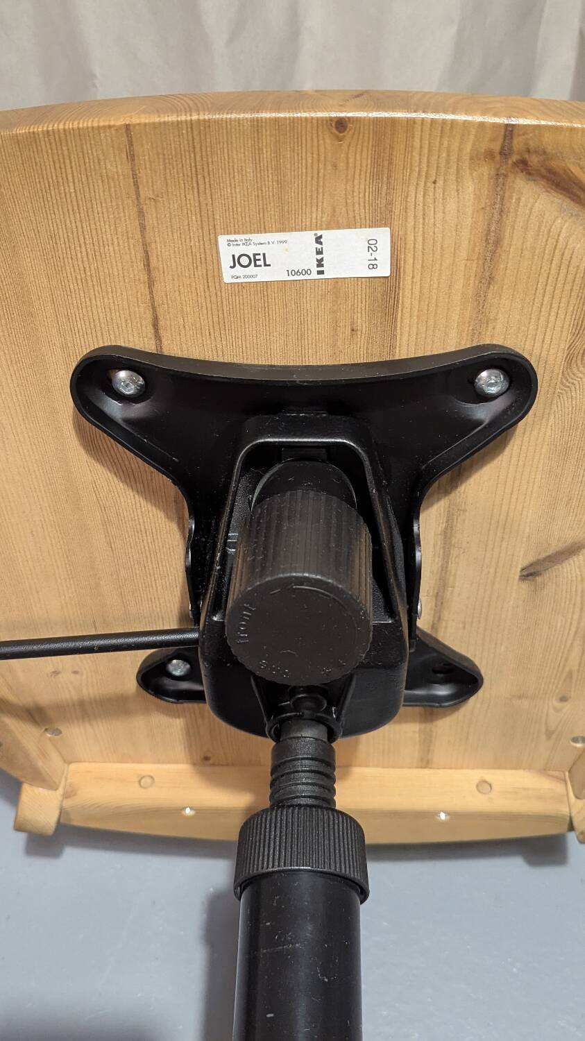 Chaise pivotante en pin massif modèle Joel par Ikea, fabriquée en Italie, années 1990.