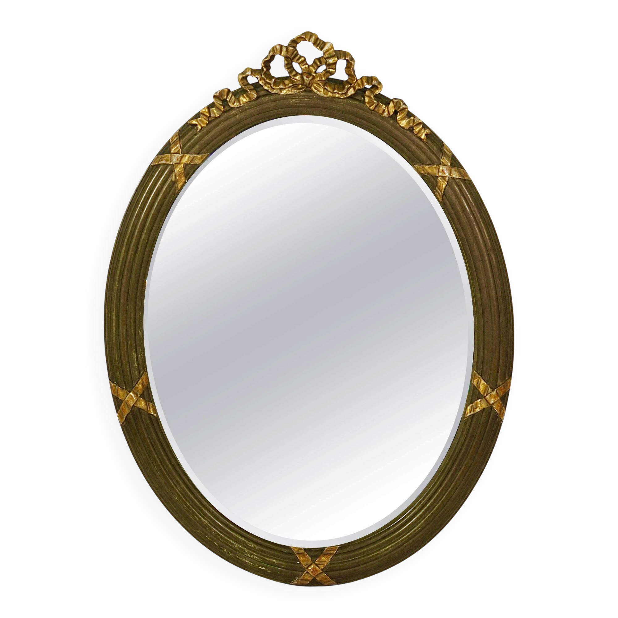 Faceted wall mirror in neoclassical Gustavian style, oval, in gilded wood, Italy, 1900s.