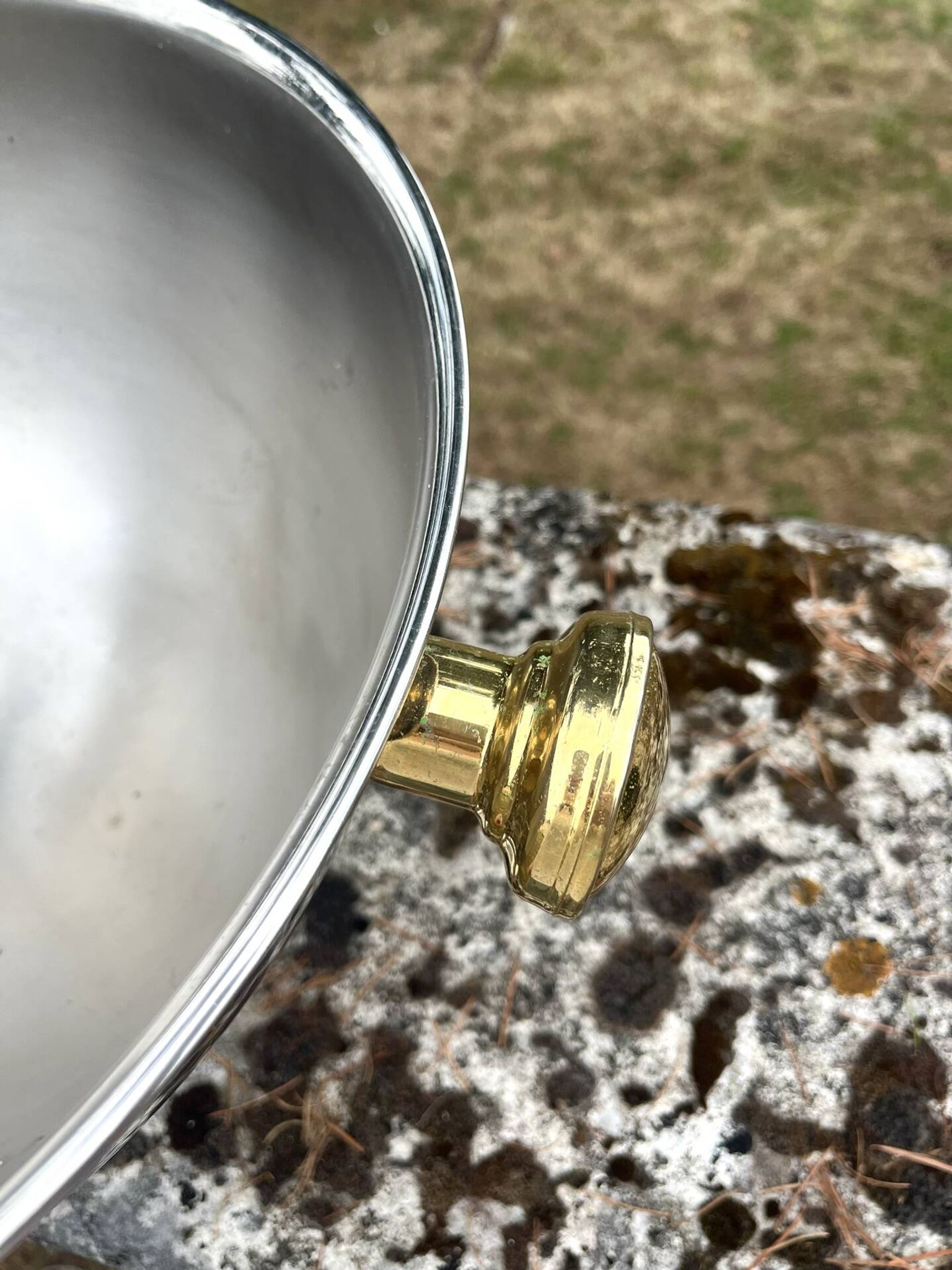 Grand seau à champagne en aluminium avec poignées dorées.