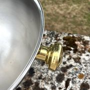 Grand seau à champagne en aluminium avec poignées dorées.