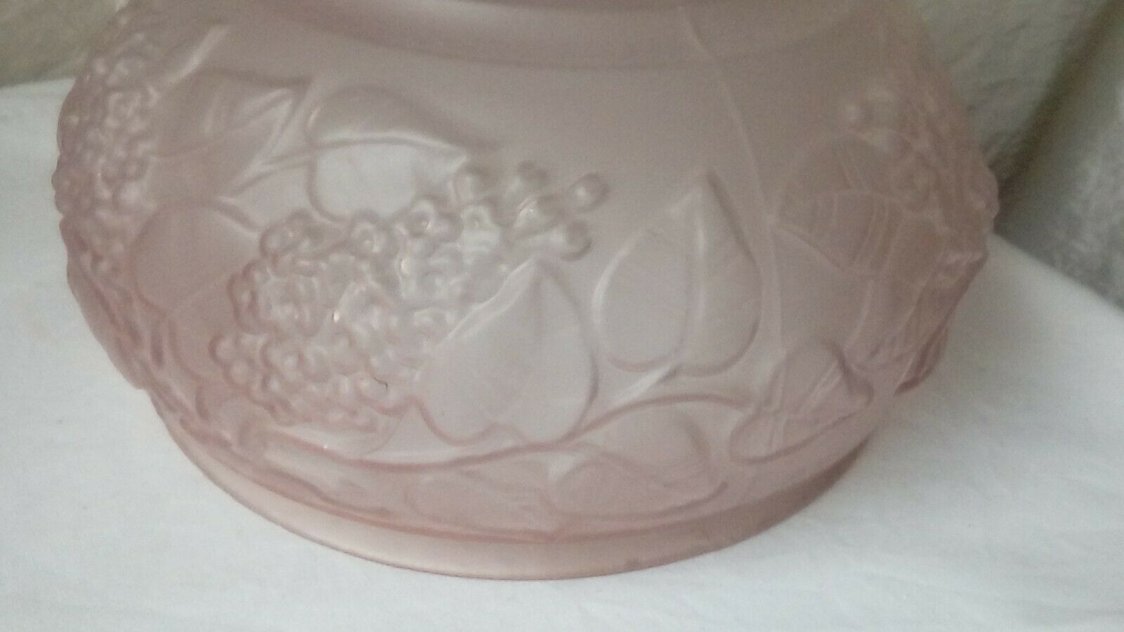 Globe en verre opaque rose luminaire art nouveau