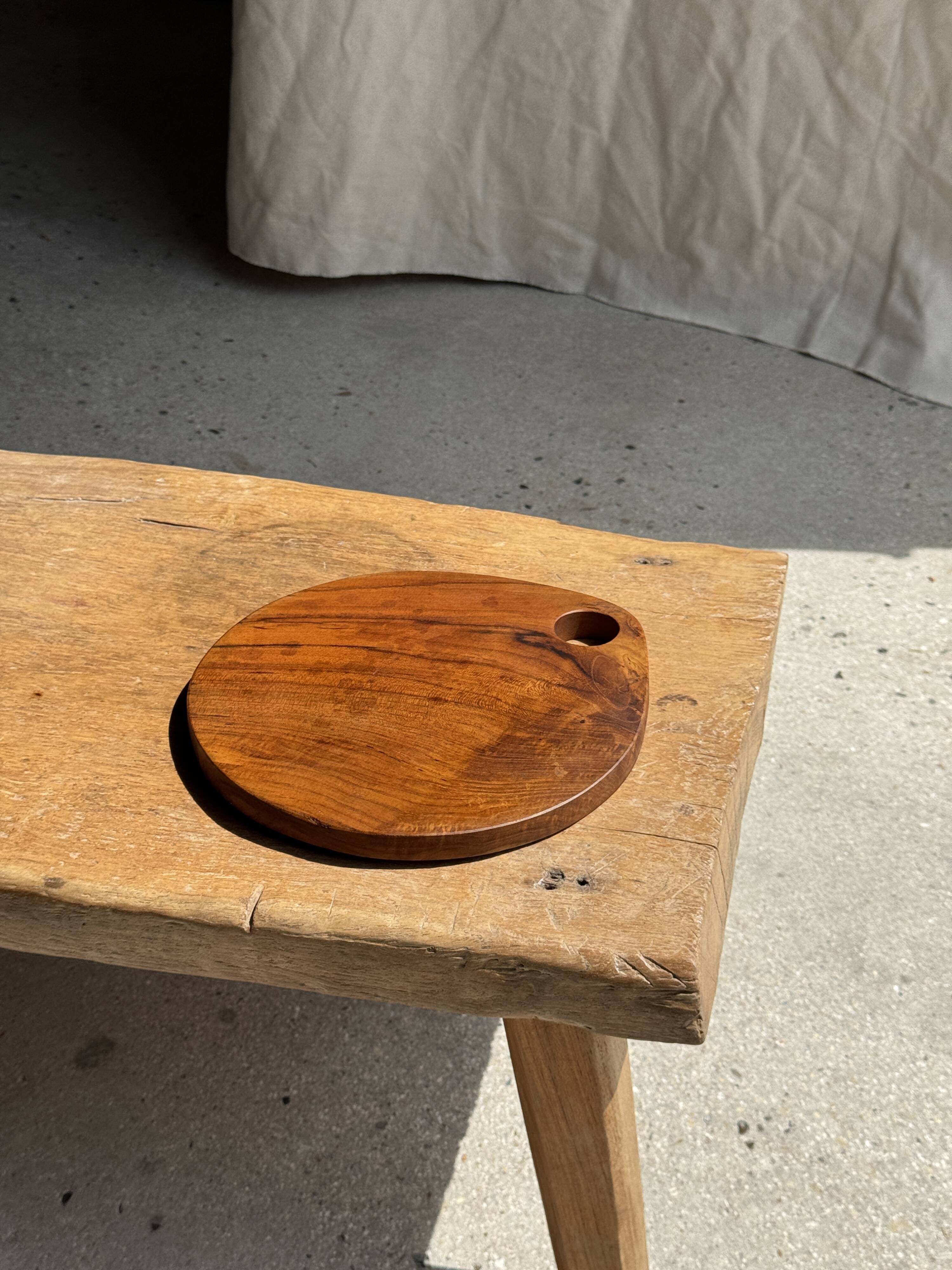 Average circular teak monoxyle chopping board with handle 26 x 18.