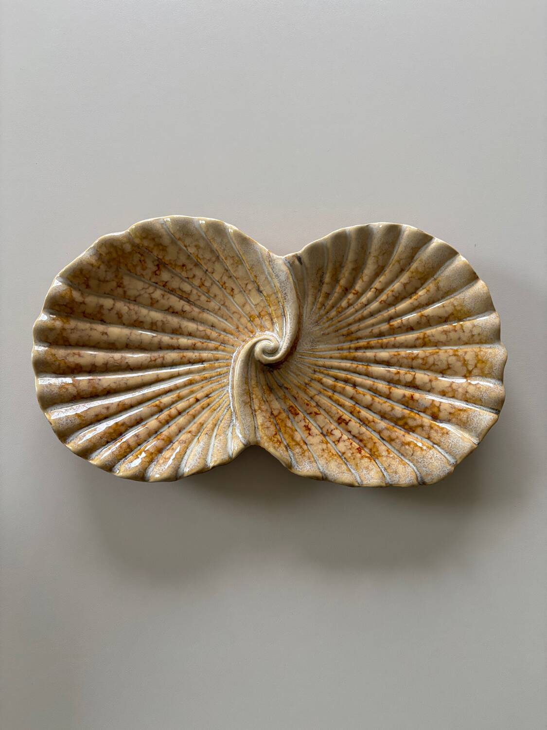 Ceramic shell-shaped trinket tray