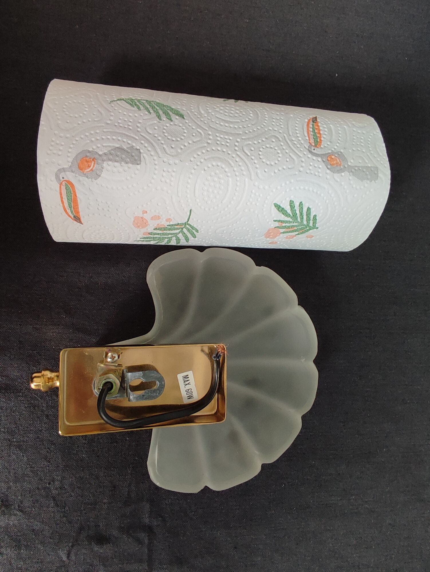 Shell-shaped wall lamp in frosted glass and vintage brass