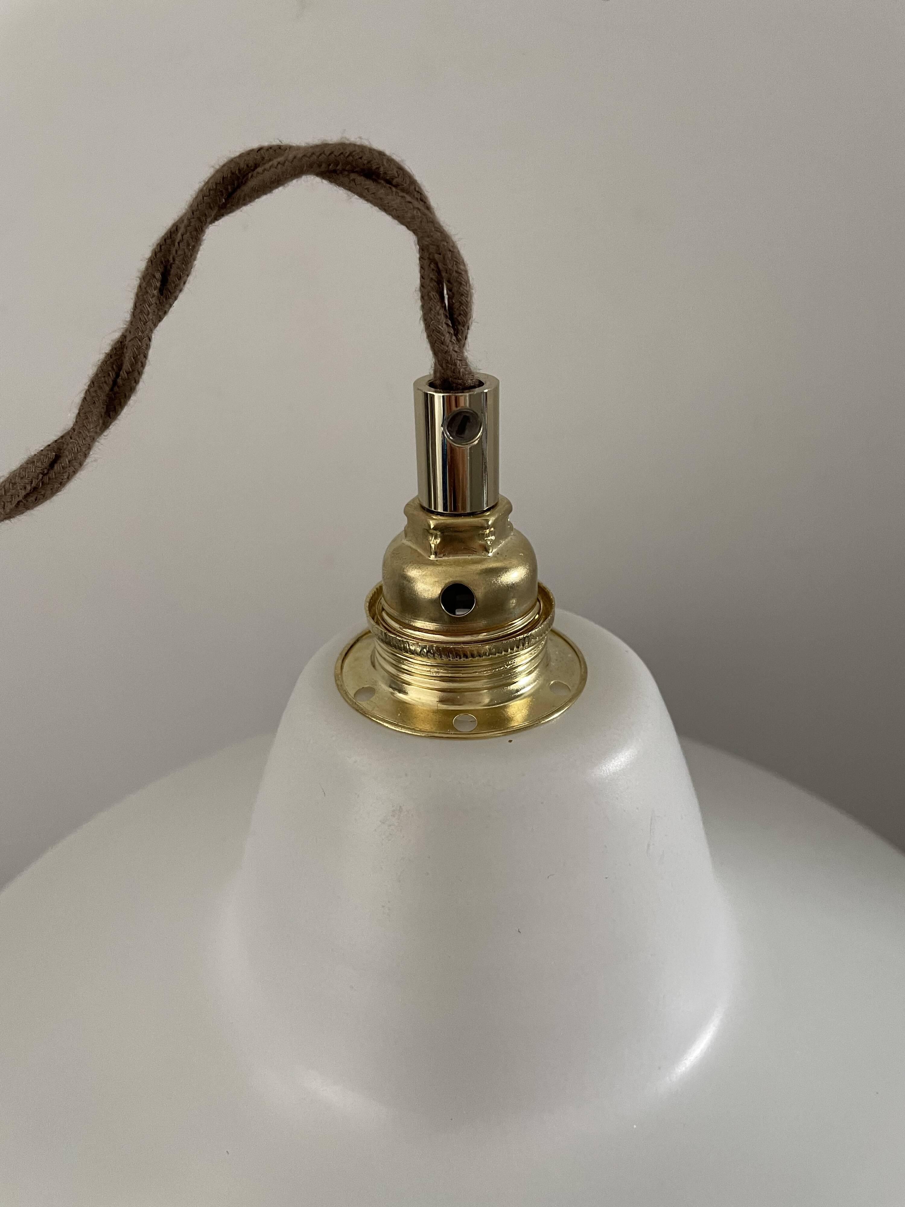 Vintage suspension in electrified white opaline to nine