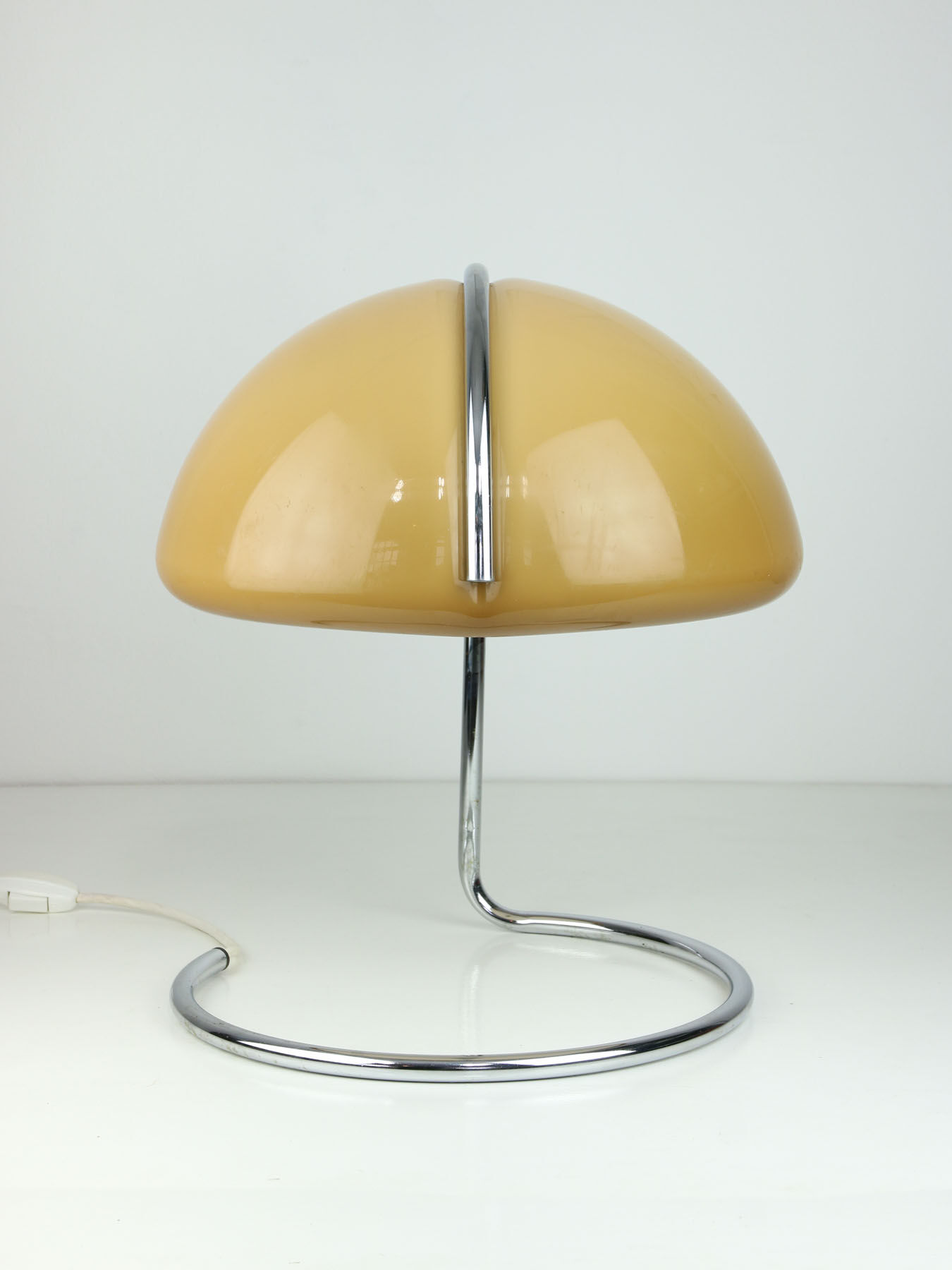 Italian Conchiglia lamp from Guzzini
