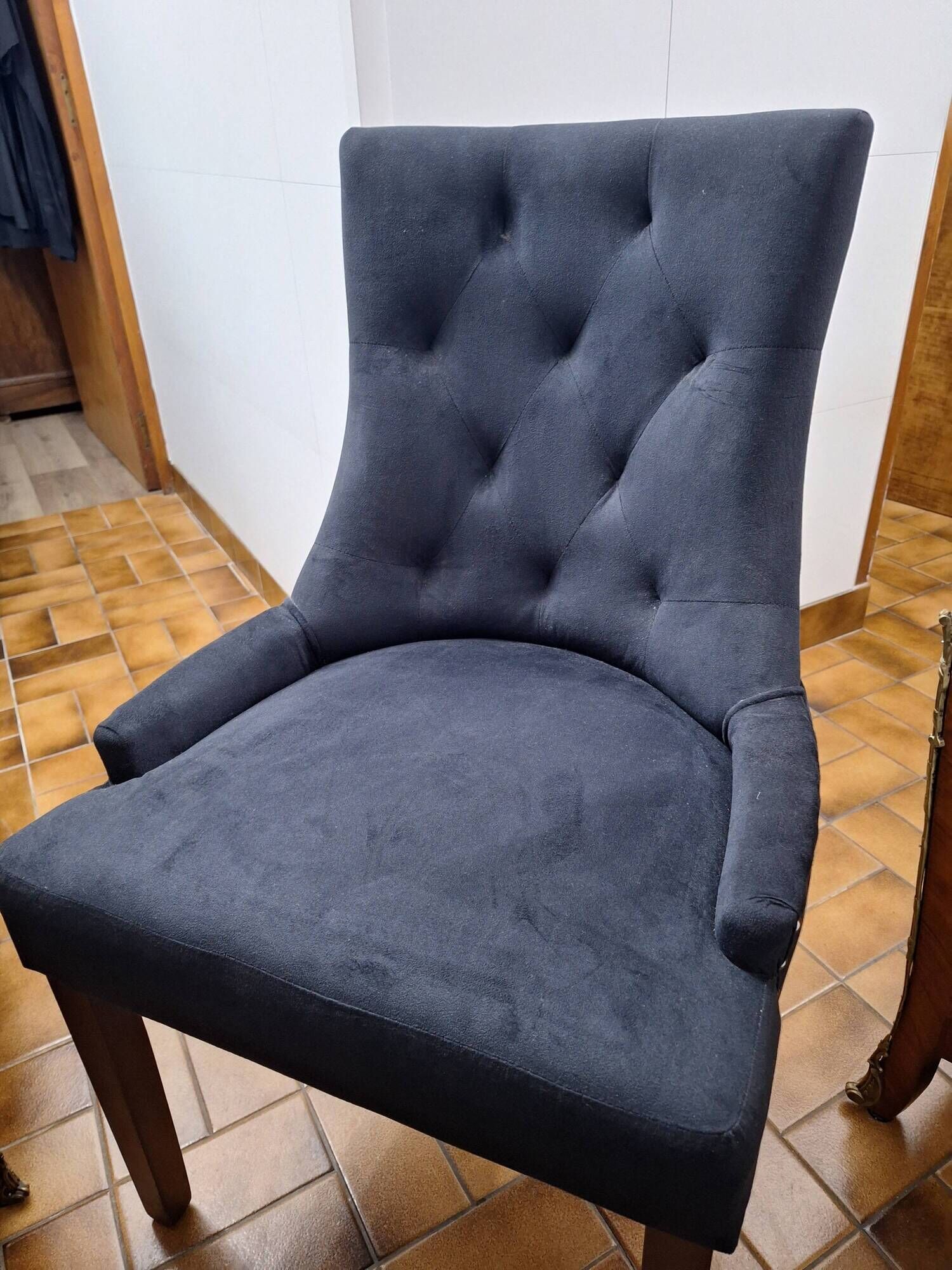 fauteuil capitonné velours noir design