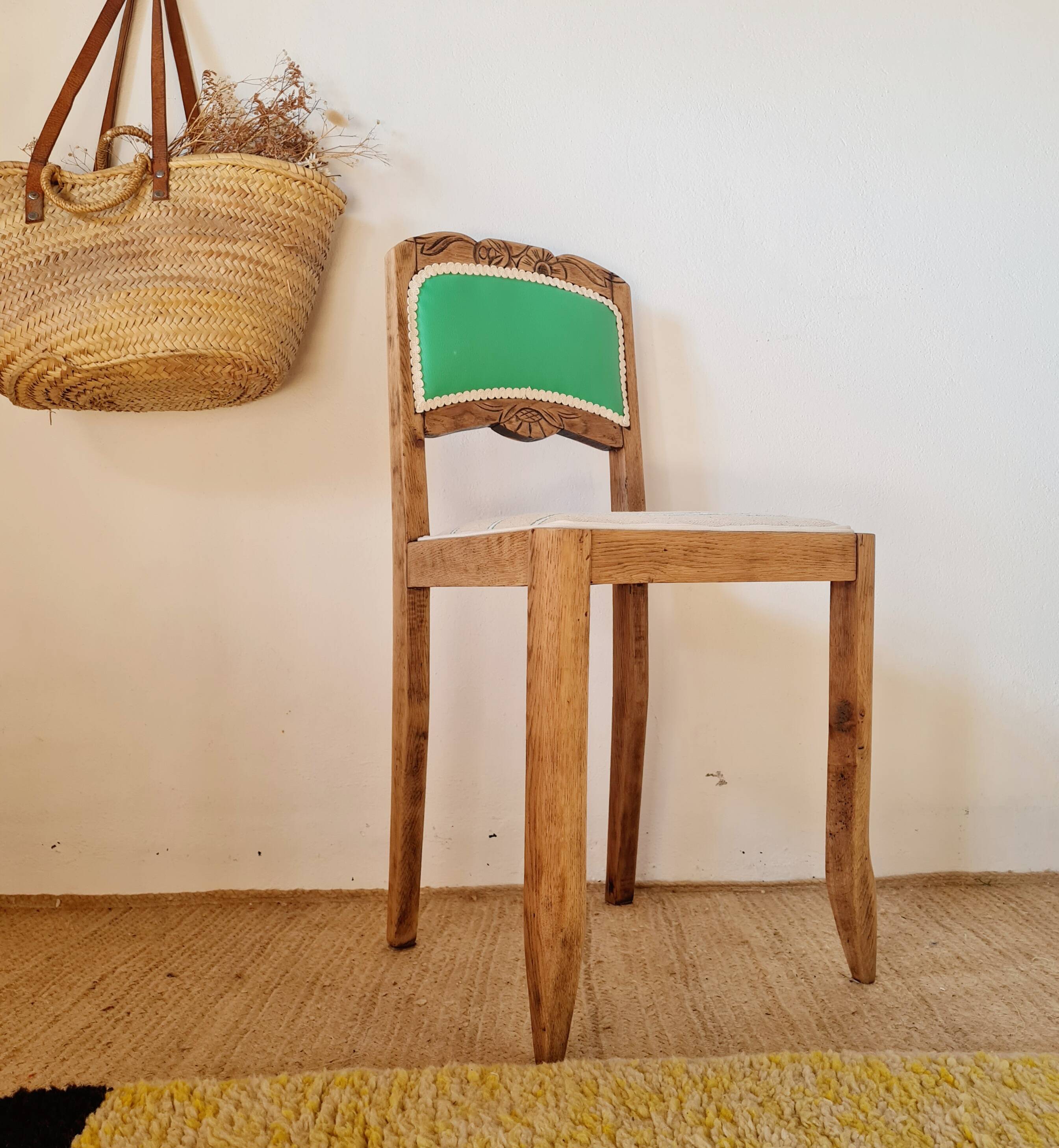 Chaise ancienne rénovée – bois sculpté et dossier vert