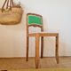 Chaise ancienne rénovée – bois sculpté et dossier vert