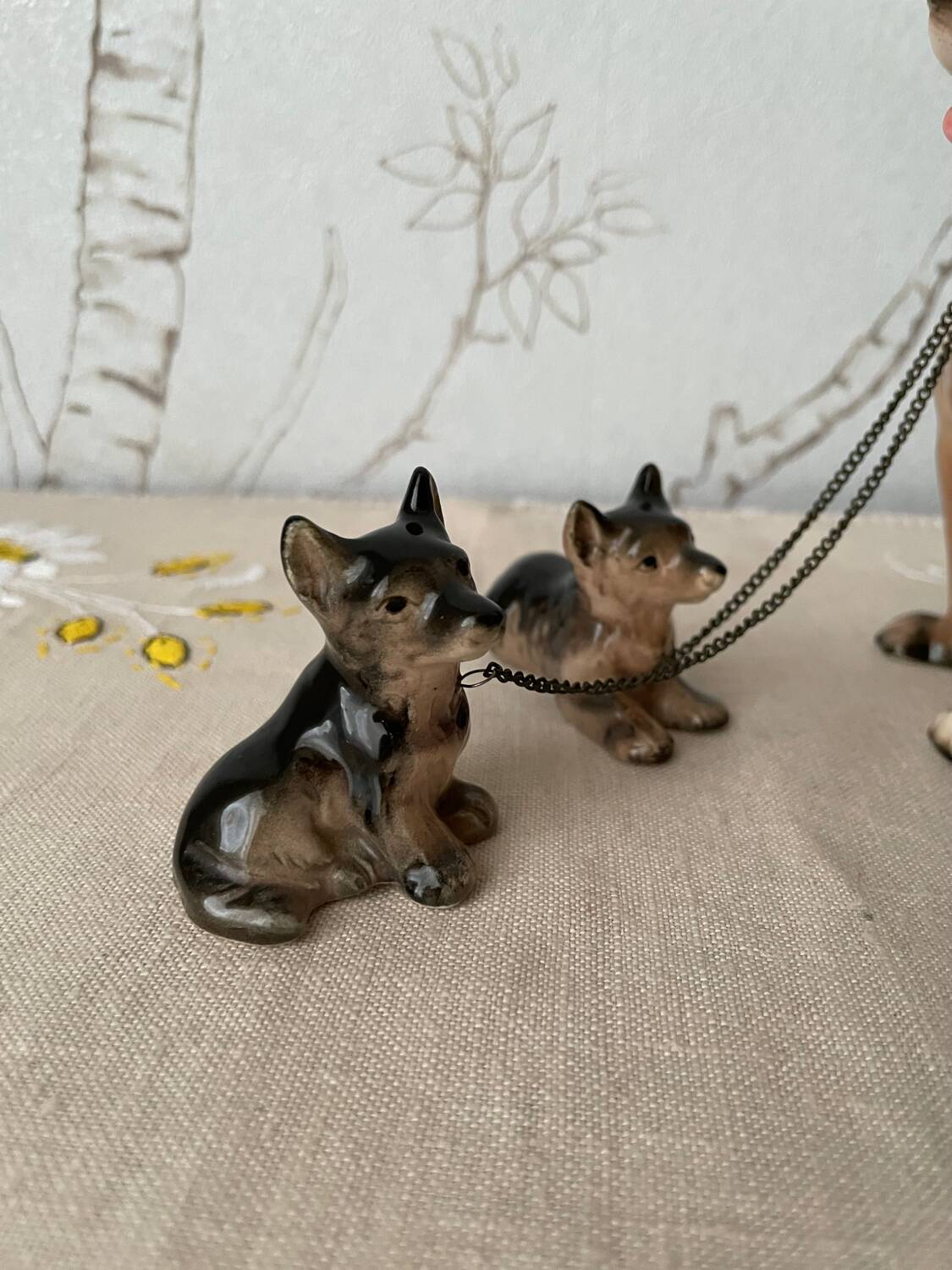 Figurine chien berger et ses 2 petits en céramique vintage
