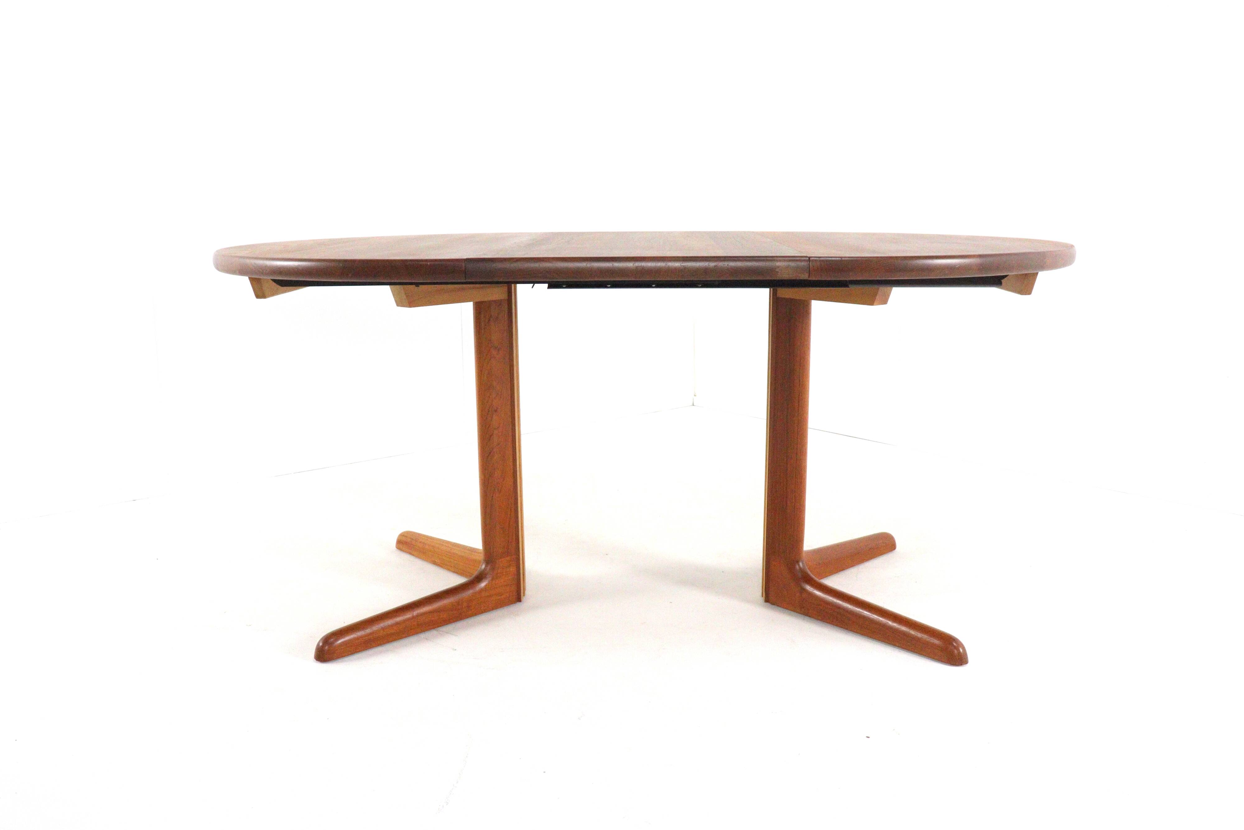 Round 2x extendable Danish Design teak dining table 'Krageris'