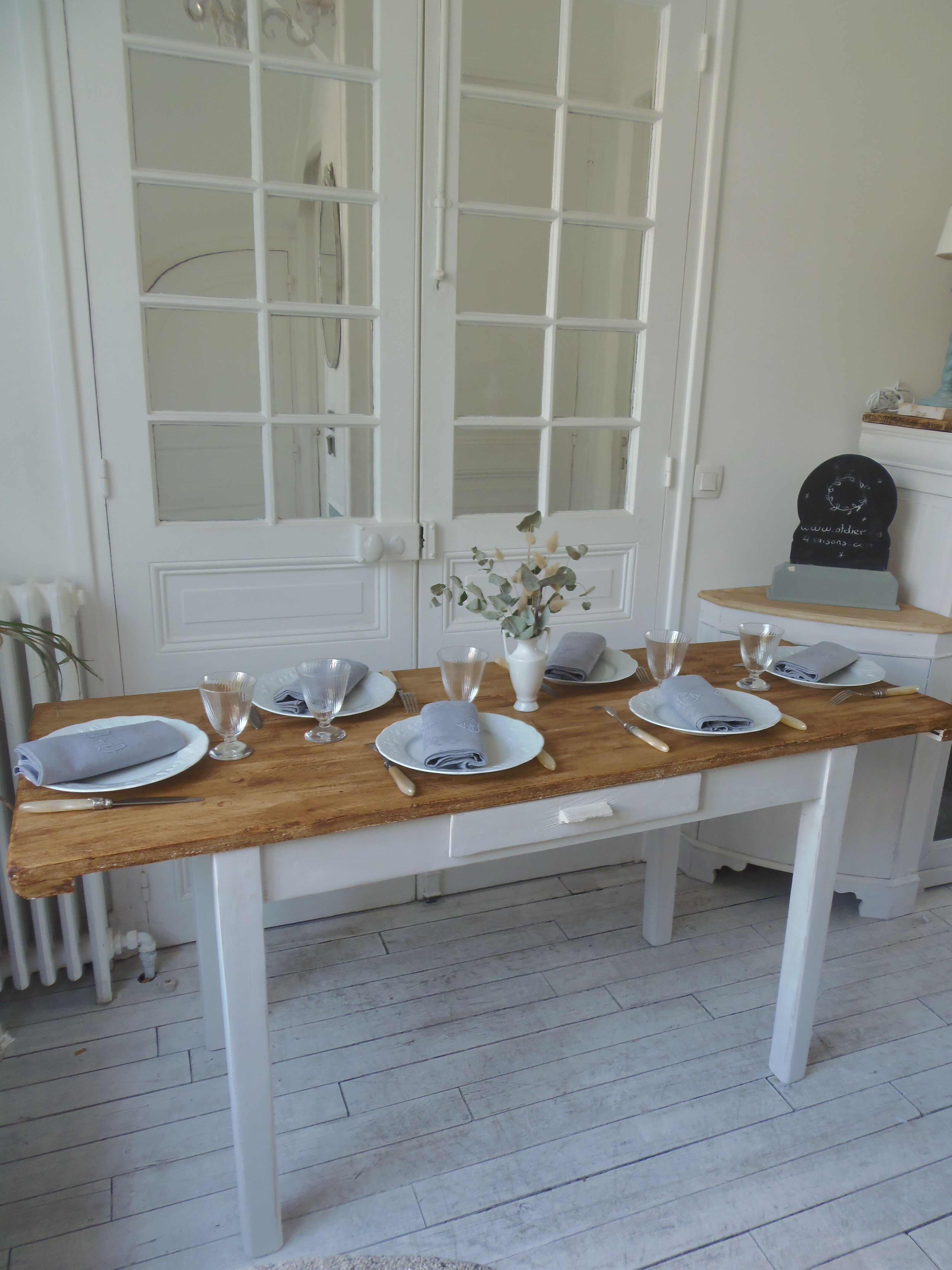 Farm table, leg and belt patinated pearl gray, waxed top medium oak.