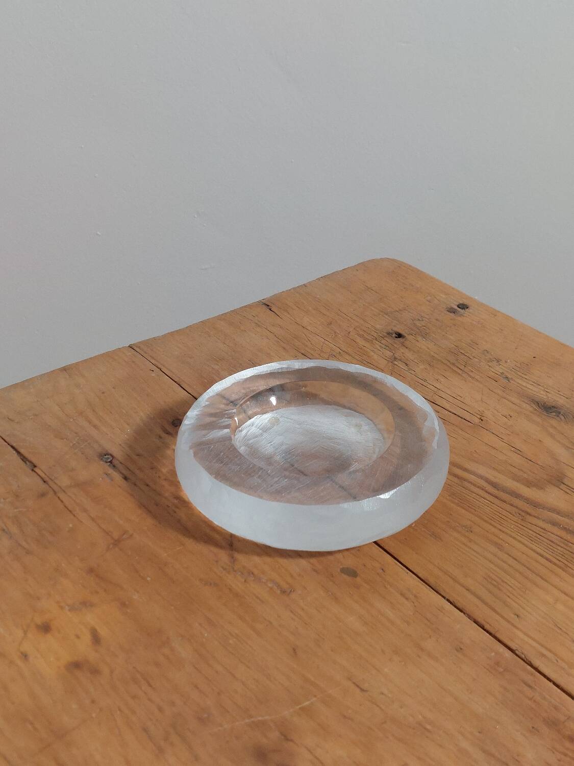 Cendrier vintage en verre de glace sculpté par Vicke Lindstrand pour Kosta Boda