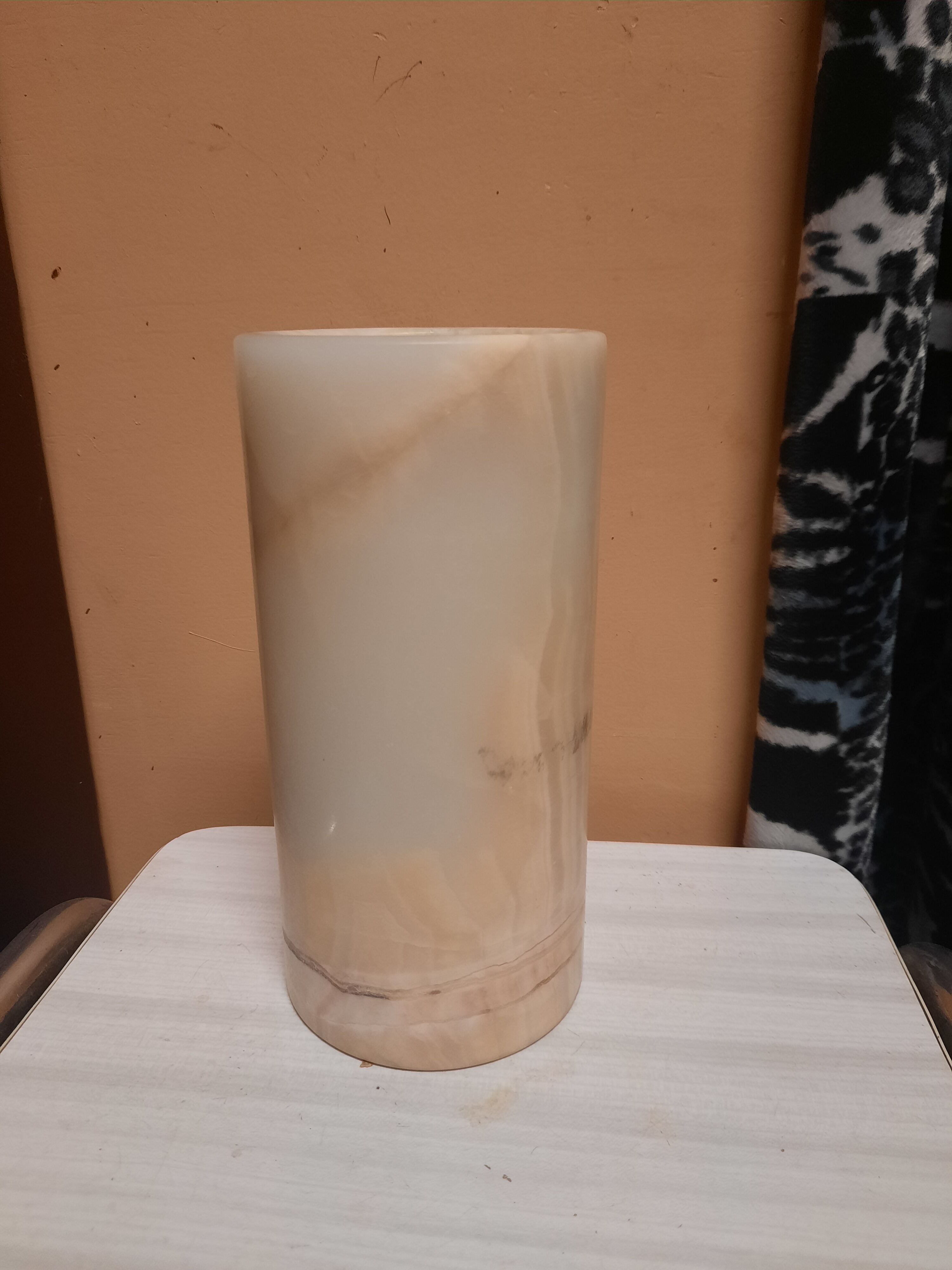 Vase en albatre