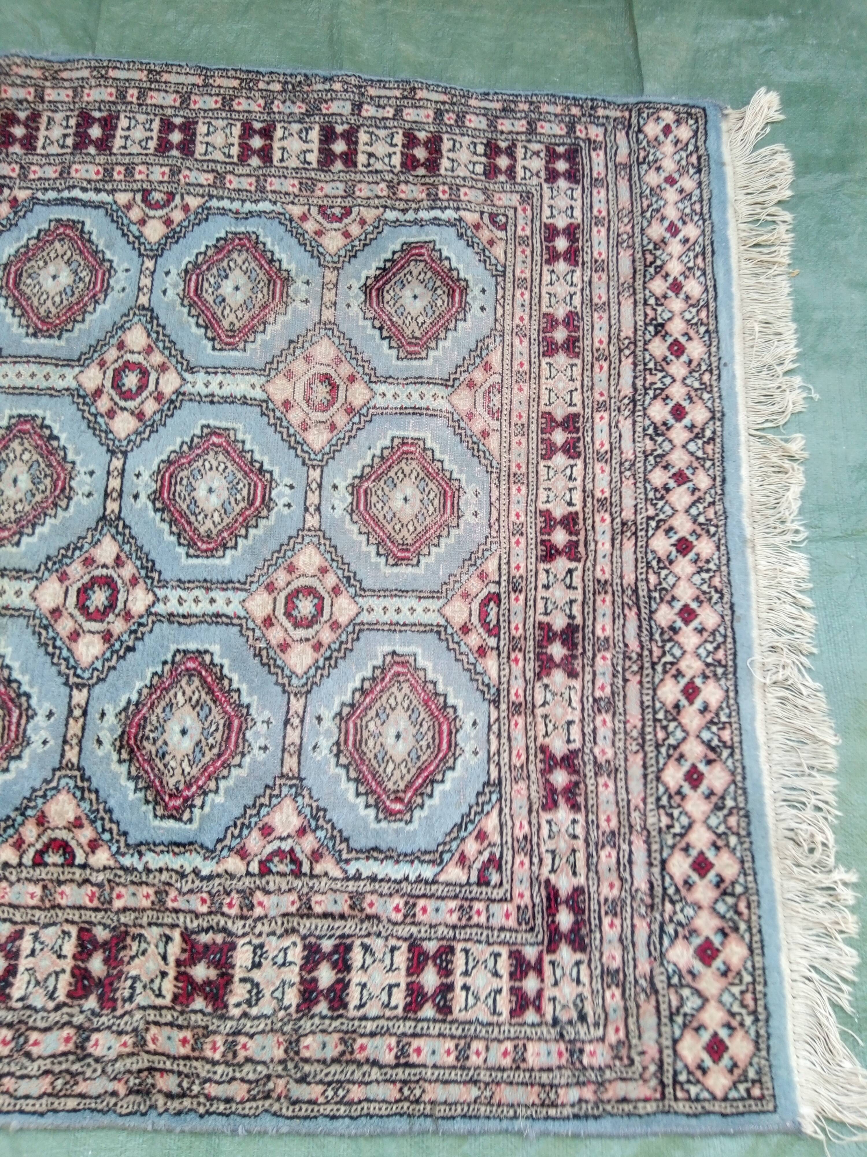 Old handmade wool oriental rug. 190 x 126cm