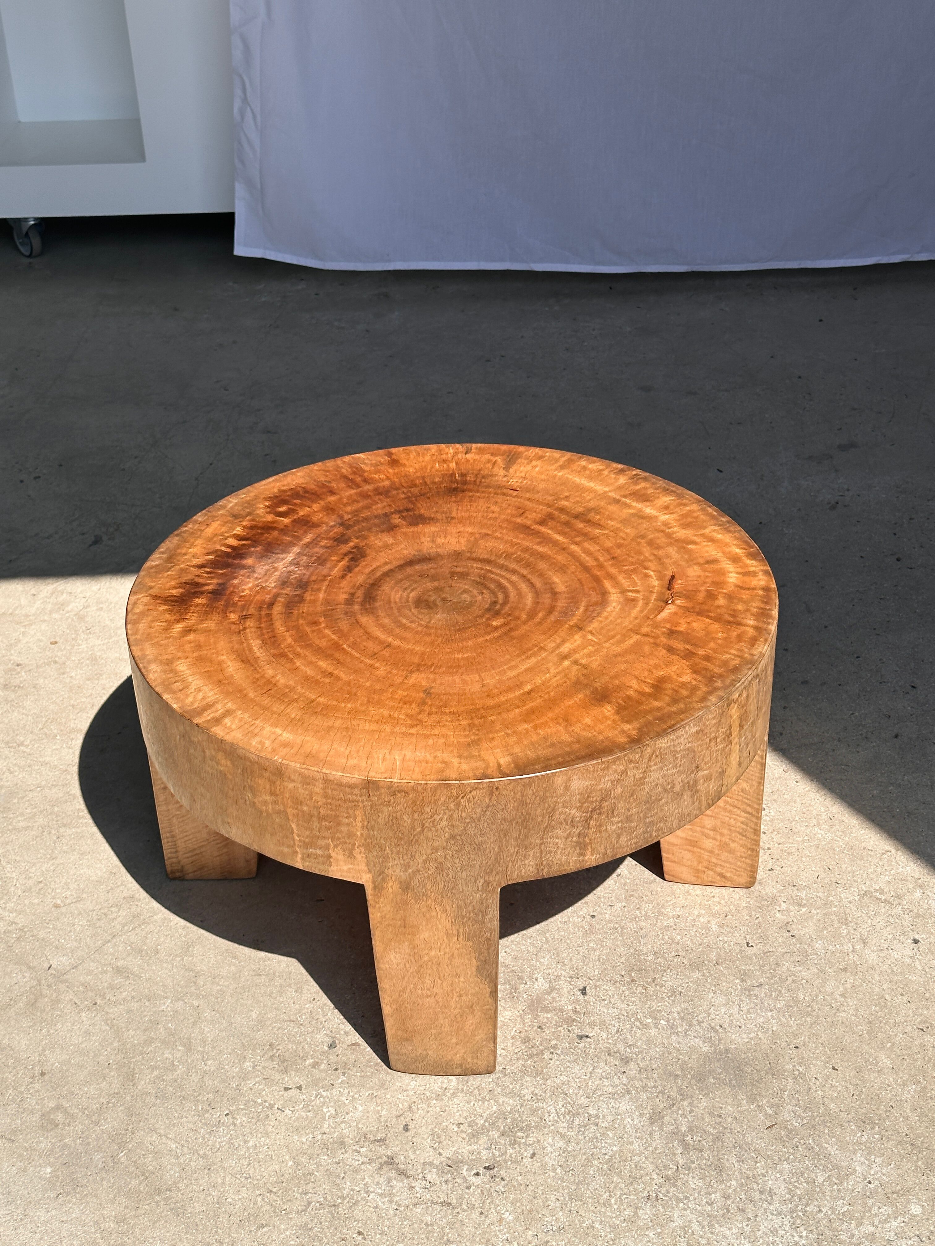 Quadripod coffee table in solid wood monoxyl natural color (dark)