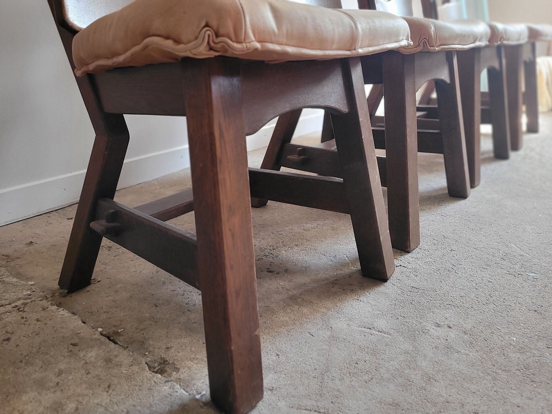 Lot de 4 chaises brutalistes en bois