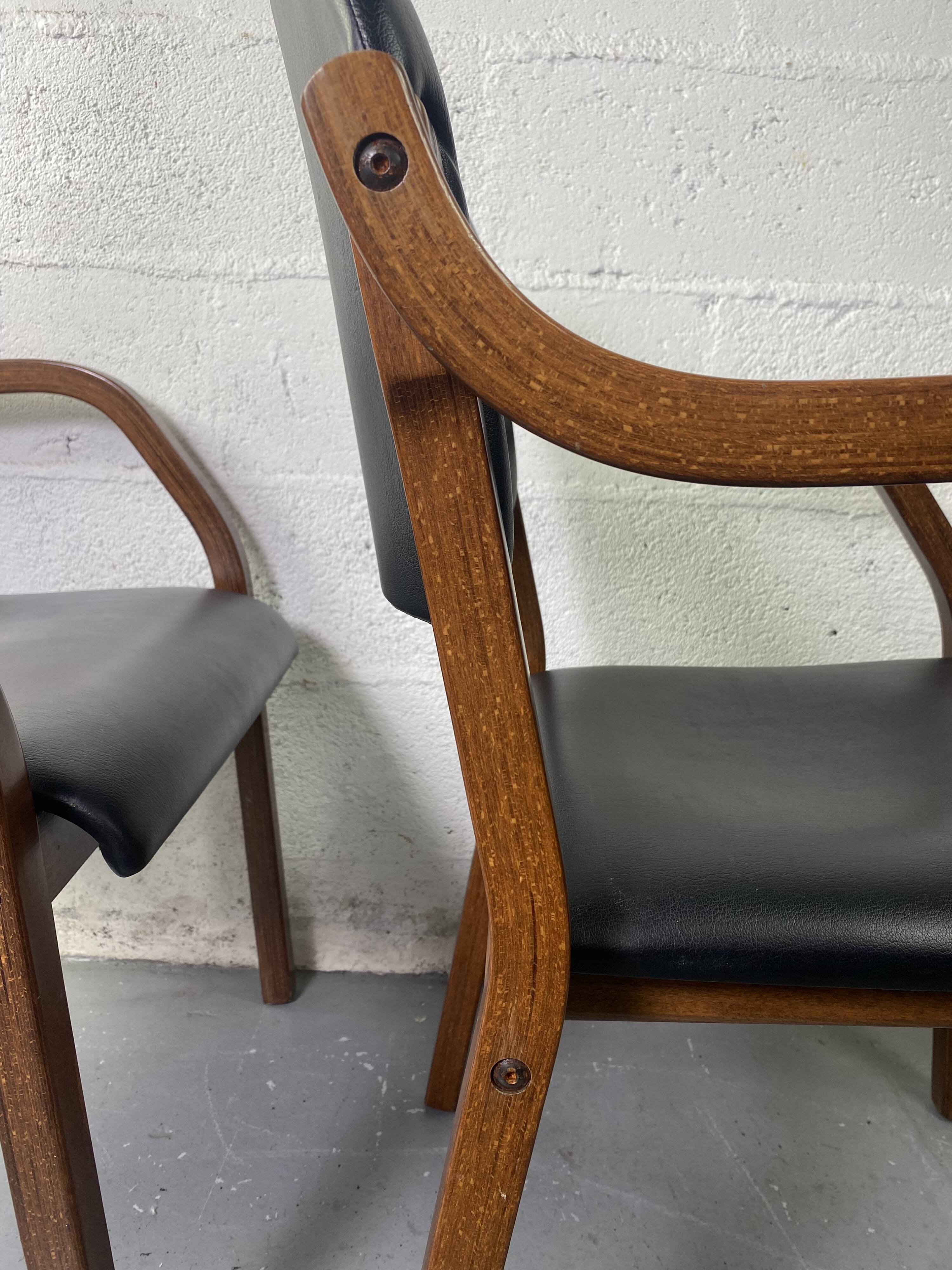 Paire de fauteuils en cuir et bois