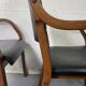 Paire de fauteuils en cuir et bois