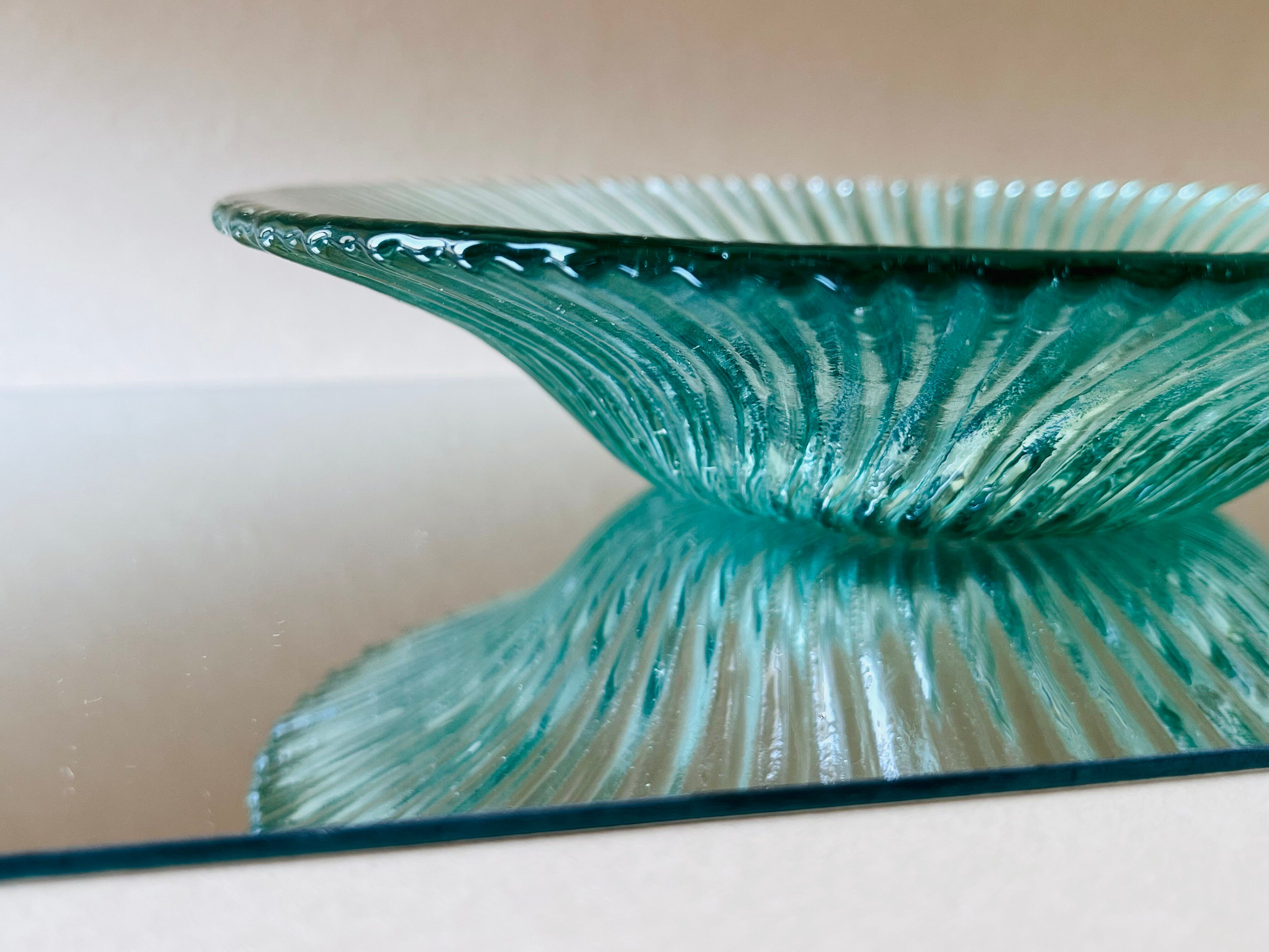 Coupe en verre recyclé ondulé