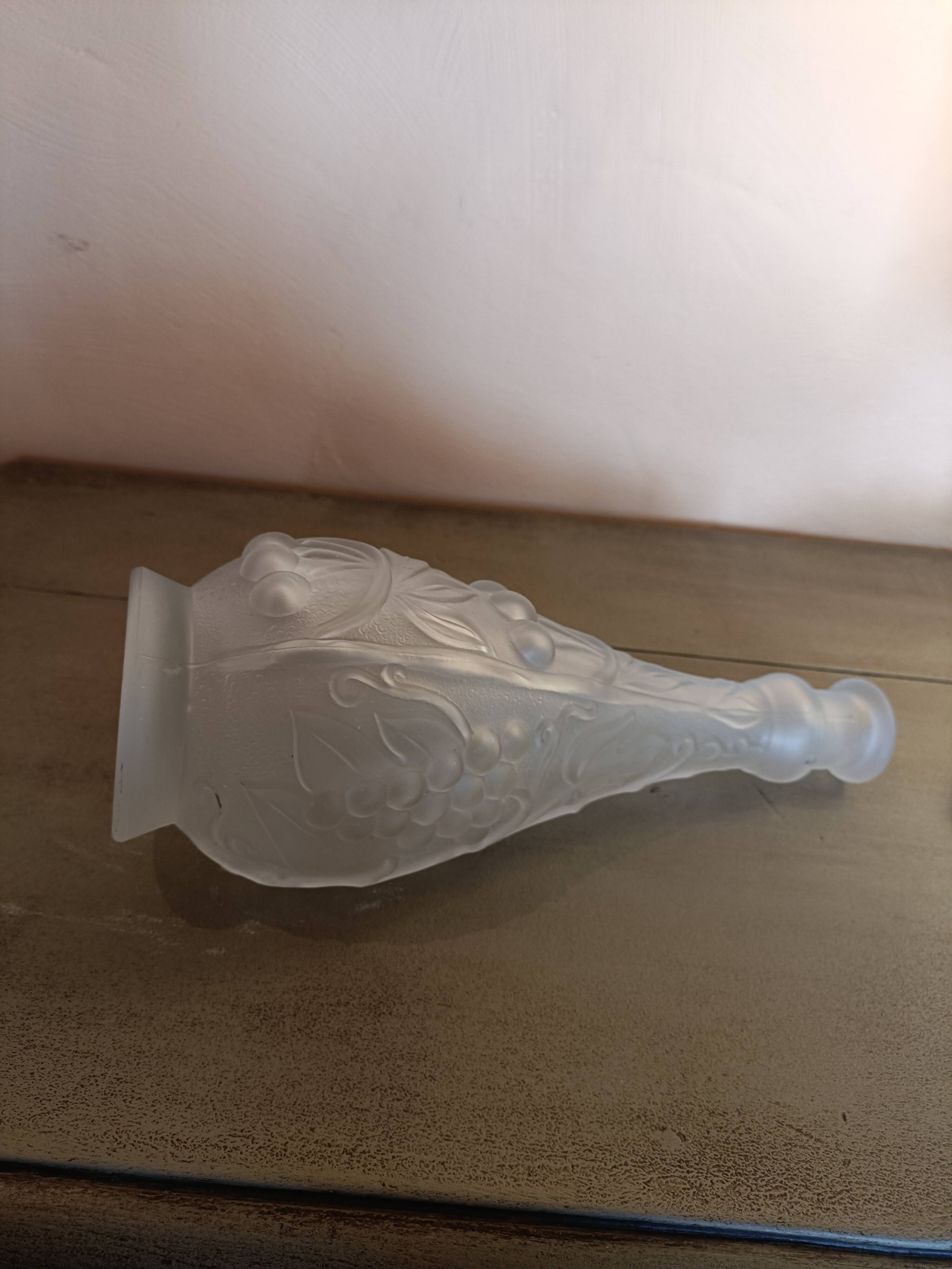 Vase en verre moulé pressé satiné art déco