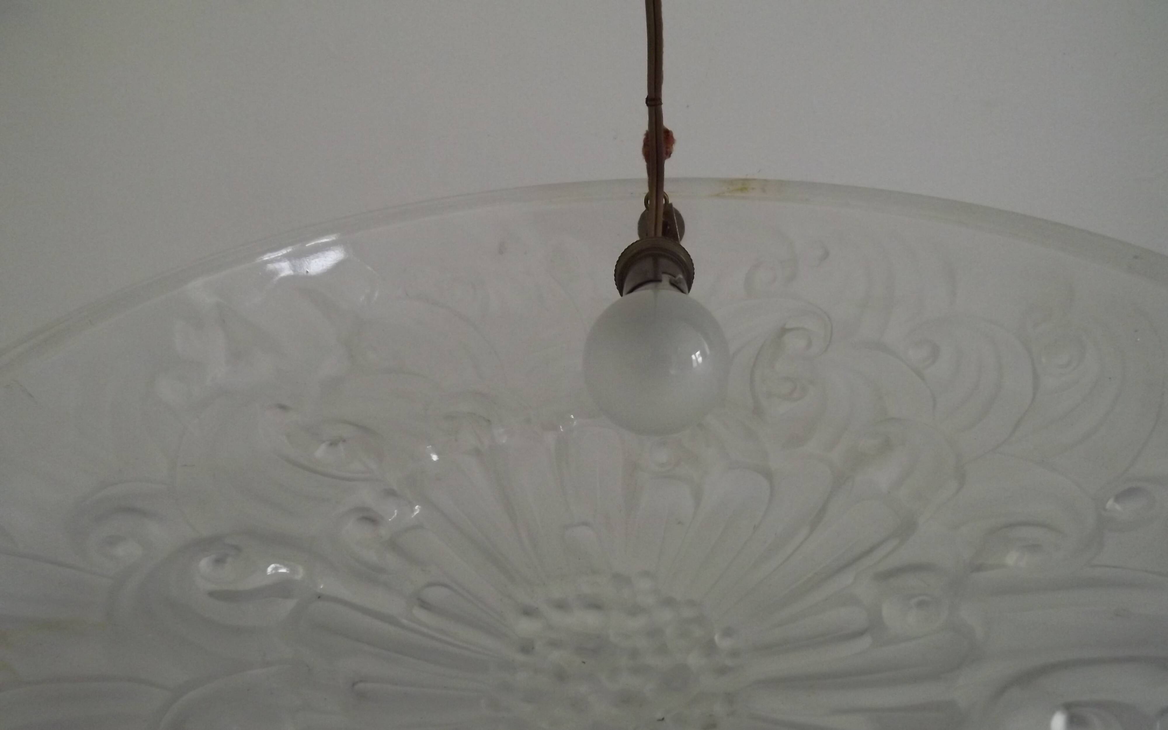 Lustre en pâte de verre blanche Art Déco français signé Sousman Déposé.