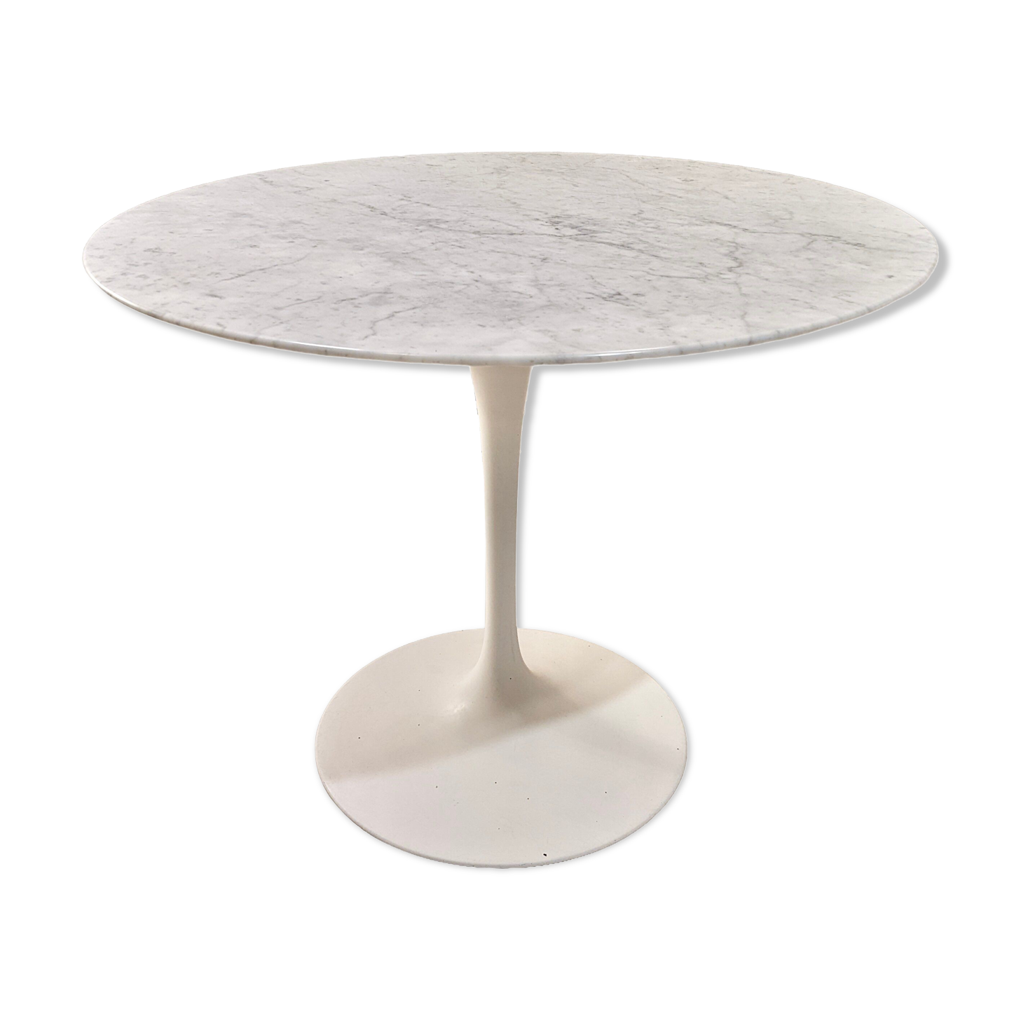Round table in Carrara marble by Eero Saarinen for Knoll