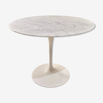 Round table in Carrara marble by Eero Saarinen for Knoll
