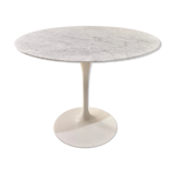 Round table in Carrara marble by Eero Saarinen for Knoll
