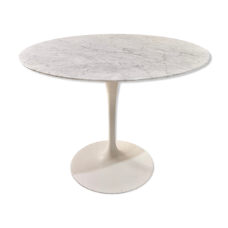 Round table in Carrara marble by Eero Saarinen for Knoll