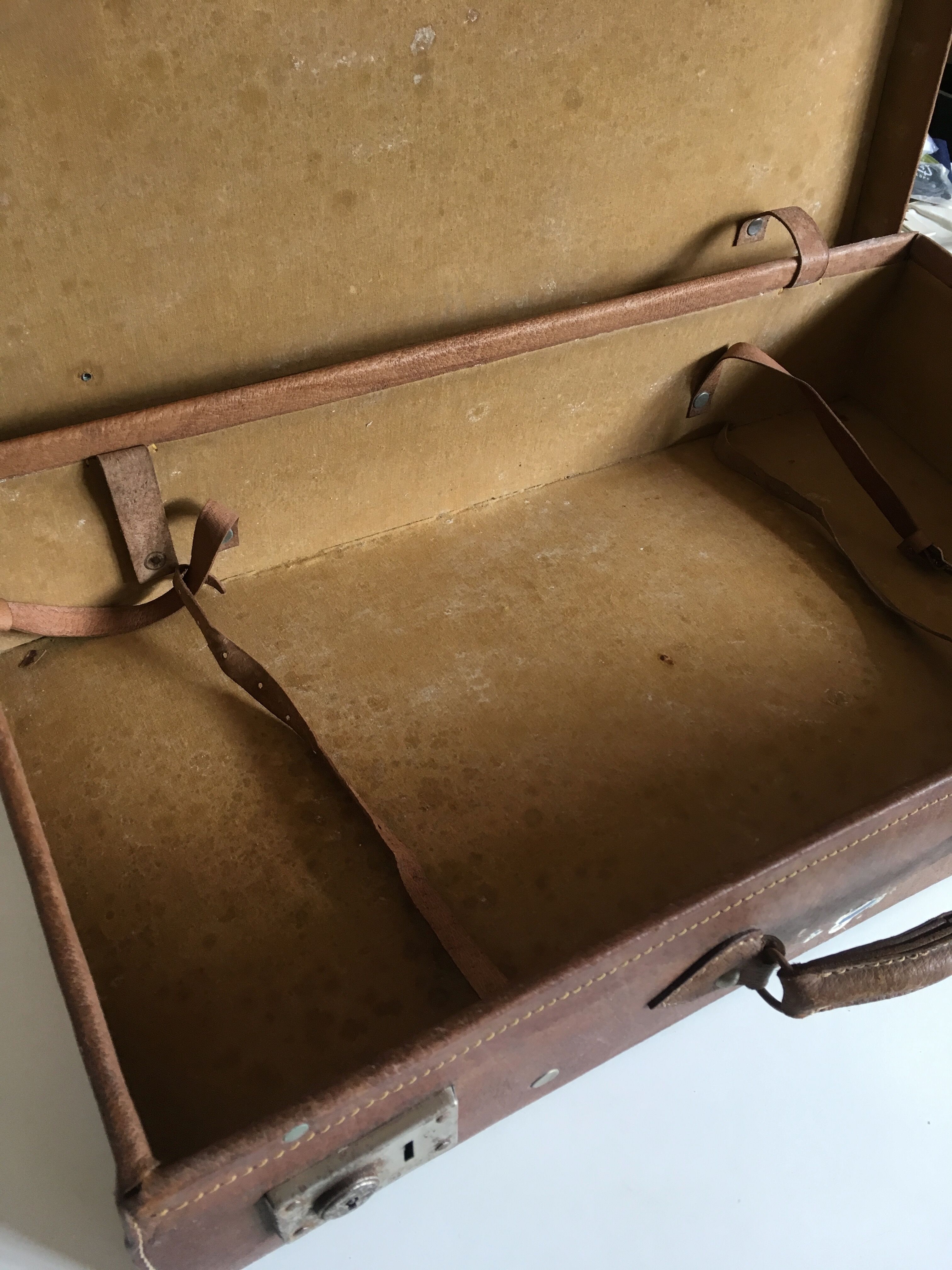 Suitcase of leather with labels of palaces