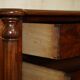 Commode Victorienne en Bois Flammé avec Roulettes en Porcelaine