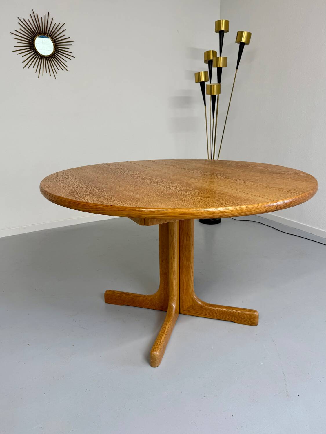 Antique round Scandinavian dining table from the 70s with 1 solid wood extension