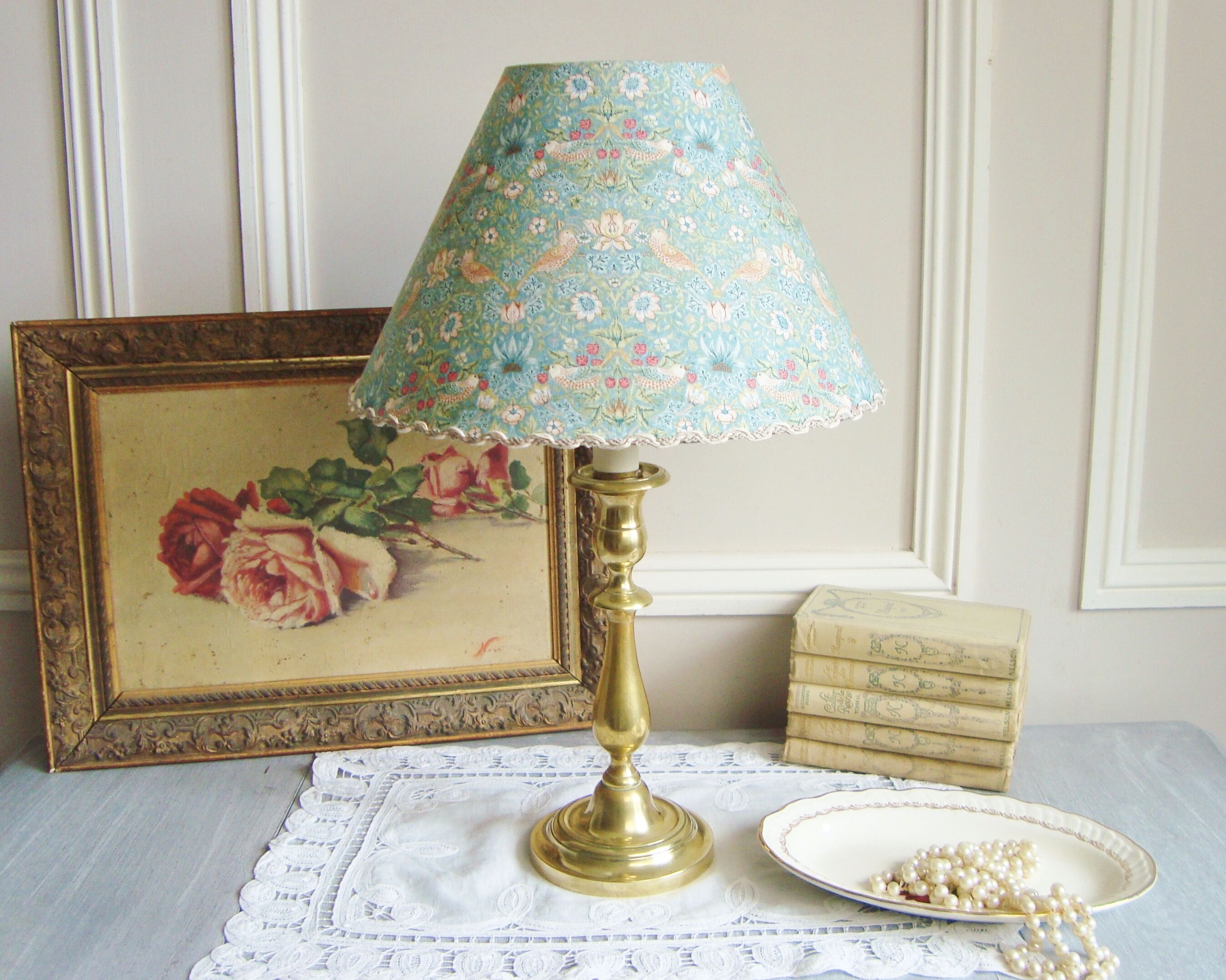 Lampe bougeoir ancien en laiton avec son abat-jour fait main en tissu de William Morris